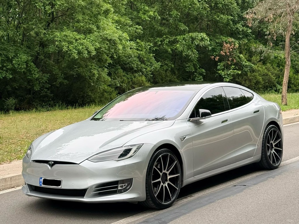 Tesla Model S75D
Dual motor 329hp (490km autonomi me nje karikim)
Viti 2019
All Wheel Drive (4X4)
65mi km 
Full options 
Full panoram
Disqe me vler 4k (niche) 
Makina eshte ne gjendje perfekte mund ta kontrrolloni ne mekanikun tuaj te besuar 
Cmimi i disk 
☎️0682202500
Ig auto.07_
Fb auto.07_