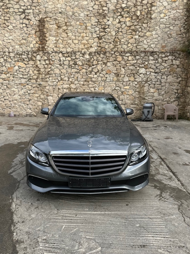 Mercedes-Benz E 220d 4MATIC AMG Look – 2018 🔥

Shitet super gjendje Mercedes-Benz E 220d 4MATIC, kombinimi perfekt i luksit me sportivitetin!

✔️ Motor 2.0 Naftë – ekonomik & shumë i fuqishëm
✔️ Kambio automatike + 4MATIC (4x4)
✔️ Vetëm 138.000 km origjinale ✅
✔️ Ngjyrë shumë e veçantë + sallon kafe premium 🤎
✔️ Timon sportiv + paddle shift
✔️ Tavan panoramik 🌅
✔️ Drita ambientale LED (look modern nate) 🔥
✔️ Trekëndësha në pasqyra (Blind Spot Assist)
✔️ Disqe sportive AMG 🛞
✔️ Marmita me zhurmë – kontroll me buton nga brenda 🎶
✔️ Sensor parkimi + komoditet maksimal

📍 Importuar nga Koreja 🇰🇷
📍 Gjendje perfekte, shumë e pastër – gati për rrugë

🚫 Nuk bëjmë ndërrime – vetëm shitet

📌 Rruga Dalip Topi, Fresk
📞 069 33 29 420

💥 Look AMG + 4x4 + komoditet maksimal = makinë që të bën diferencën në rrugë
💥 Çmimi i diskutueshëm nga afër për blerës serioz