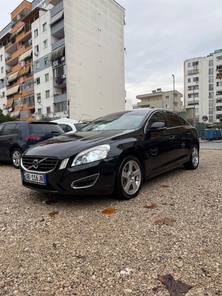 Volvo S60 
2.5 Turbo
Benzin + Gaz Stag
Viti 2012
Automatike
112k miles 
Me letra
Cmimi 7 milion 
0697975555 Juen