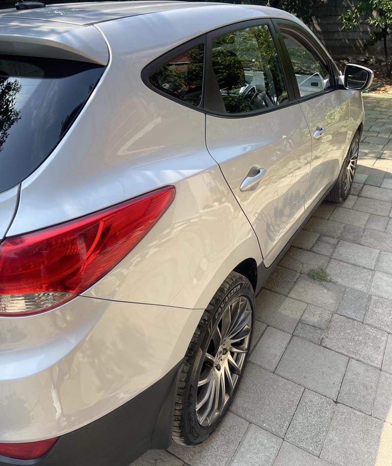 Hyundai Hyundai Tukson ix35. Ne gjendje shume te mire. Letrat e paguara deri ne vitin 2027. Kolaudimi viti 2028. Kilometrat origjinale. Viti i prodhimit 2015. Gomat e reja.
Per me shume detaje nr. tel 0692886019