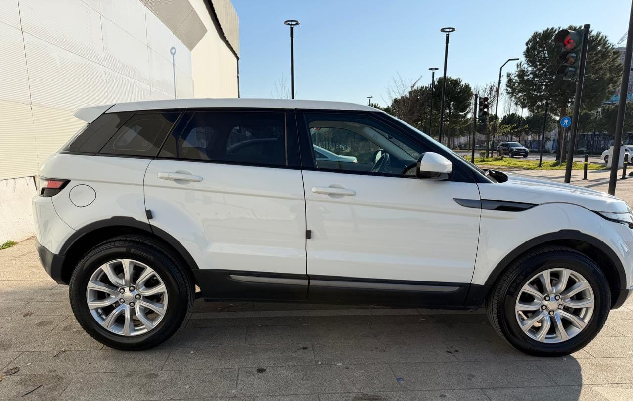 🚨🔥 OKAZION – ULET ÇMIMI 🔥🚨
🚗 Range Rover Evoque 2.2 SD4 Pure
📅 Mars 2015 | ⚙️ Automat | 🛞 AWD (4x4) | ⛽ Naftë | 📍 Tiranë | ✅ 109,910 KM ORIGJINALE.

🎁 DHURATË (të paguara):
✔️ Doganë e paguar/Exp. i paguar
✔️ Kolaudim për 2 vite
✔️ Targim për 1 vit
✔️ Siguracion për 1 vit

💎 Gjendja: 10/10
✔️ Pa aksidente
✔️ Pa rilyerje
✔️ Pa rrjedhje vajrash
✔️ Përdorim personal (jo taxi,rent,uber)

📑 KM të verifikuara me:
✔️ Vërtetim nga Koncesionari për KM
✔️ Certifikatë Inspektimi në blerje

💻 Certifikata kontrolli/ Verifikim gjendje

✨ Full Opsion:
Tavan i madh Panoramik, Audio MERIDIAN, Xenon, Kamera + Sensorë parkimi, Sedilje lëkure me ngrohje & memorie, Goma të reja, Disqe Origjinale, Timon me ngrohje, Paddle shift, Cruise control, Navigacion, Ambient lighting, Smart Key (2 çelësa), EPB, ABS, ESC, TCS, Bluetooth, USB, AUX, etj.

🚘 Gati për udhëtim – gati për çdo kontroll tek mekaniku juaj.
💰 ÇMIMI OKAZION: 14,700 € nga 16,500 € (🎁 Dogana/ Targim)
📞 069 222 4118
#range #evoque #okazion #makina #tirane #4x4