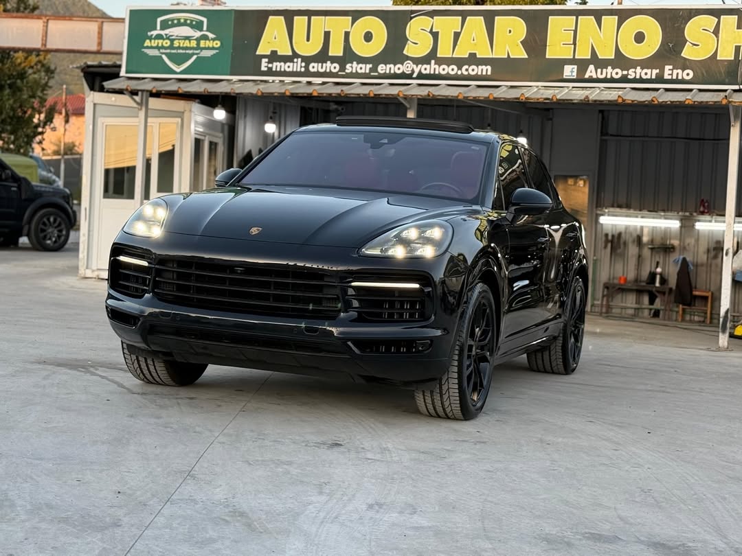 ✅ Porsche Cayenne S Platinum 2.9 Twin-Turbo V6 Benzine, 441 hp. AWD, Konsumi Mesatar 9.7 l/100km. Vitprodhimi 2020, 119.000 km origjinale. E porsaardhur me dogane te paguar ne vleren €9000. Makina eshte ne gjendje perfekte pa shenja perdorimi. Interior i veshur komplet me lekure te bute Nappa ngjyre e zeze dhe kombinuar me tavanin e zi. Versioni Platinum, permban te gjitha opsionet si p.sh.: Euro 6d, Filter partikular GPF, Kambio Automatike TipTronic S 8G, Amortizim me jastek ajri (Comfort/Sport/Sport+), Sistem frenimi Brembo, Cruise Control (pilot automatik), Lane Keep Assist (mban makinen brenda vijave ndarese), Blind Spot Assist (sinjale rreziku tek pasqyrat), Forward Collision Alert (paralajmeron ne rast perplasje), Sistem ECO (fiket ne trafik), Keyless Entry (hapet/mbyllet tek dorezat), Keyless Start (ndizet/fiket pa celes), Sensor parkimi/shiu/dritash/gomash, Kamera parkimi 360°, Tavan panoramik, Dyer me thithje, Sedile elektrike me memorje/fryrje/ngrohje/ftohje (para/mbrapa), Timon elektrik me ngrohje/marshe/komanda, Ambient Lighting (7 ngjyra), Klima automatike dixhitale 4 zonale, Multimedia/navigator touchscreen, 2 TV per pasagjetet mbrapa, Sistem zanor Bosse, Xhami para me fotoelement/rezistence, Xhama te zinj origjinal, Pasqyra me palosje, Bagazh me buton, Fener LED Matrix, Disqe alumini GTS 21’ me goma te reja Pirelli (mbrapa me te gjera), etj. Cmimi €54.900 OKAZION Per me teper informacion, na kontaktoni ne WhatsApp ose ne numrin e telefonit +355 (068) 303 0130. Na vizitoni ne Website: autostareno.com Instagram: auto_star_eno Facebook: Auto Star Eno Tiktok: autostareno Faleminderit!