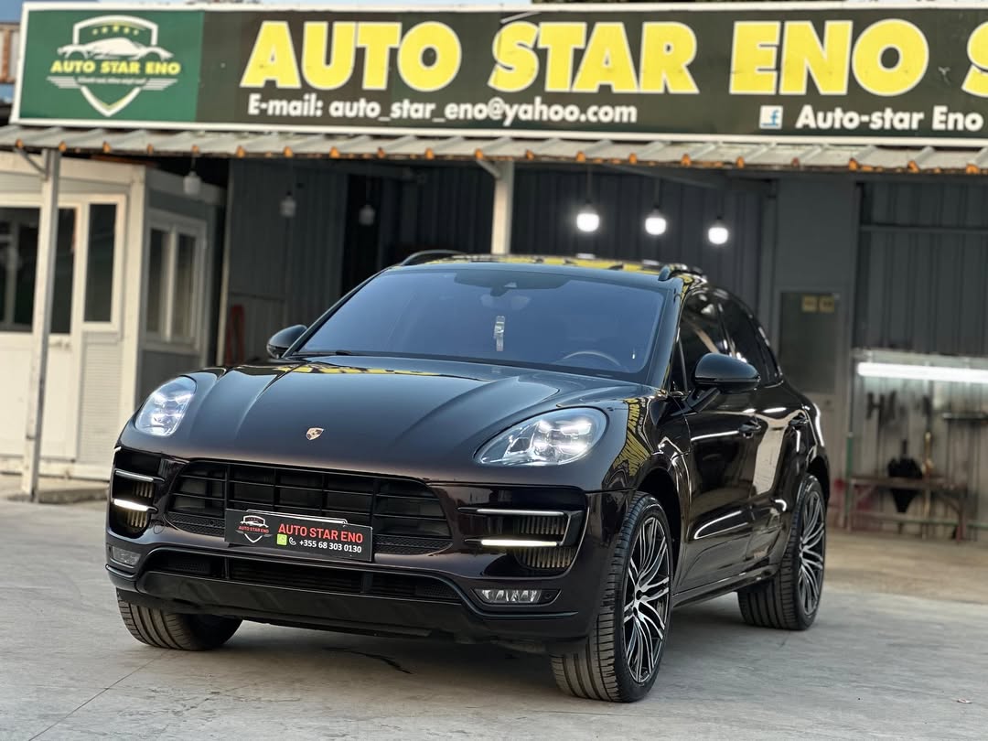 ✅ Porsche Macan Turbo 3.6 TwinTurbo Benzine, 440 hp. Vitprodhimi 2016, 179.000 km origjinale. E porsaardhur me dokumenta te paguara. Makina eshte ne gjendje perfekte pa shenja perdorimi. E pajisur me targa te perzgjedhura, siguracion full kasko (€1000), leje per xhamat e zinj. Sherbimet e kryera rregullisht me faturen e fundit ne vleren €4500. Tapiceria Exclusive GTS e veshur komplet me lekure te bute Nappa, kombinuar me tavan kamoshi dhe karbon. Versioni Turbo, permban te gjitha opsionet si p.sh.: Euro 6+, Kambio Automatike PDK Dual Clutch, Sistem frenimi Brembo, Cruise Control (pilot automatik), Blind Spot Assist (sinjale rreziku tek pasqyrat), Lane Keep Assist (mban makinen brenda vijave ndarese), Auto Start/Stop (fiket ne trafik), Keyless Entry (hapet/mbyllet tek dorezat), Sensor parkimi/shiu/dritash/gomash, Kamera parkimi, Tavan panoramik, Sedile elektrike me ngrohje/ftohje/memorje/fryrje, Timon Carbon elektrik me ngrohje/marshe/komanda, Klima automatike dixhitale, Multimedia/navigator touchscreen (hartat 2025), Sistem zanor Burmester me 18 subwoofer, Xhama akustik dopio, Xhami para me fotoelement/rezistence, Pedale inoksi, Pasqyra me palosje, Bagazh me buton, Stopa LED, Fener LED Matrix (modeli 2022), Disqe alumini 21’ me goma te reja Michelin, etj. Cmimi €31.900 Per me teper informacion, na kontaktoni ne WhatsApp ose ne numrin e telefonit +355 (068) 303 0130. Na vizitoni ne Website: autostareno.com Instagram: auto_star_eno Facebook: Auto Star Eno Tiktok: autostareno Faleminderit!