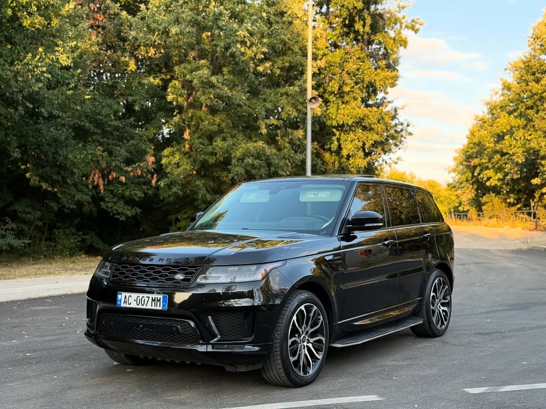 Range Rover Sport HSE
3.0 SDV6, 306 hp, Konsumi Mesatar 7.5 1/100km.
Vitprodhimi 01/06 2018, 114.000 km origjinale.
E porsaardhur me dogane te paguar ne vleren €6000.+ Targe e Perzgjedhur 550€
Makina eshte ne gjendje perfekte pa shenja perdorimi.
Te gjitha sherbimet e sapobera. Tapiceri Designo lekure te bute Nappa.
Versioni HSE , permban te gjitha ekstrat si p.sh.:
Euro 6, Kambio Automatike 8G-Tronic, All Terrain Program (program special per te gjitha terrenet),
Amortizator me jastek ajri (ulet/ngrihet), Sistem frenimi
Brembo, Adaptive Cruise Control ,mban shpejtesine,distancen nga makina para & vetfrenon), Blind Spot Assist ,sinjale rreziku tek pasqyrat, Lane Keep Assist , mban makinen brenda vijave ndarese), Attention Assist (sinjalizon ne rast humbje pergendrimi), Trafic Sign
Recognition (lexon tabelat e sinjalistikes rugore),
Keyless Entry (hapet/mbyllet tek dorezat), Keyless Start (ndizet/fiket me buton), Sensor parkimi/shiu/dritash/ gomash, Kamera parkimi 360°, Tavan panoramik, Sedile
elektrike me ngrohje/ftohje/memorje/fryrje, Timon
elektrik me ngrohje/marshe/komanda, Kroskot dixhital,
Multimedia/navigator/klima touchscreen, Ambient
Lighting (7 ngjyra), Sistem zanor Meridian me 18 subwoofer 1200W, Frigorifer, Dyer me thithje, Dopio xham, Xhama te zinj origjinal, Xhami para me fotoelement/rezistence, Pedale me karbon, Pasqyra me palosje, Bagazh me buton, Stopa LED, Fener
Matrix, Disqe alumini 21’, etj.
Cmimi 36000€ me Chash me ndrrim ka cmim tjeter.
Per me teper informacion, na kontaktoni ne WhatsApp ose ne numrin e telefonit 0694250044