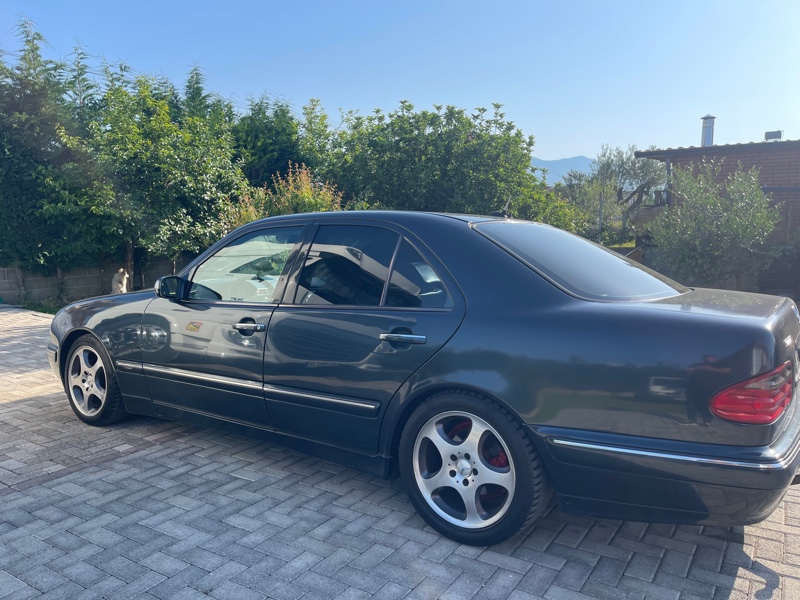 Shitet e class w210 motorr 220 shum ekonomik dhe i mbajtur per merak goma te reja lekur brenda i paster etj nr tel 0683090502 