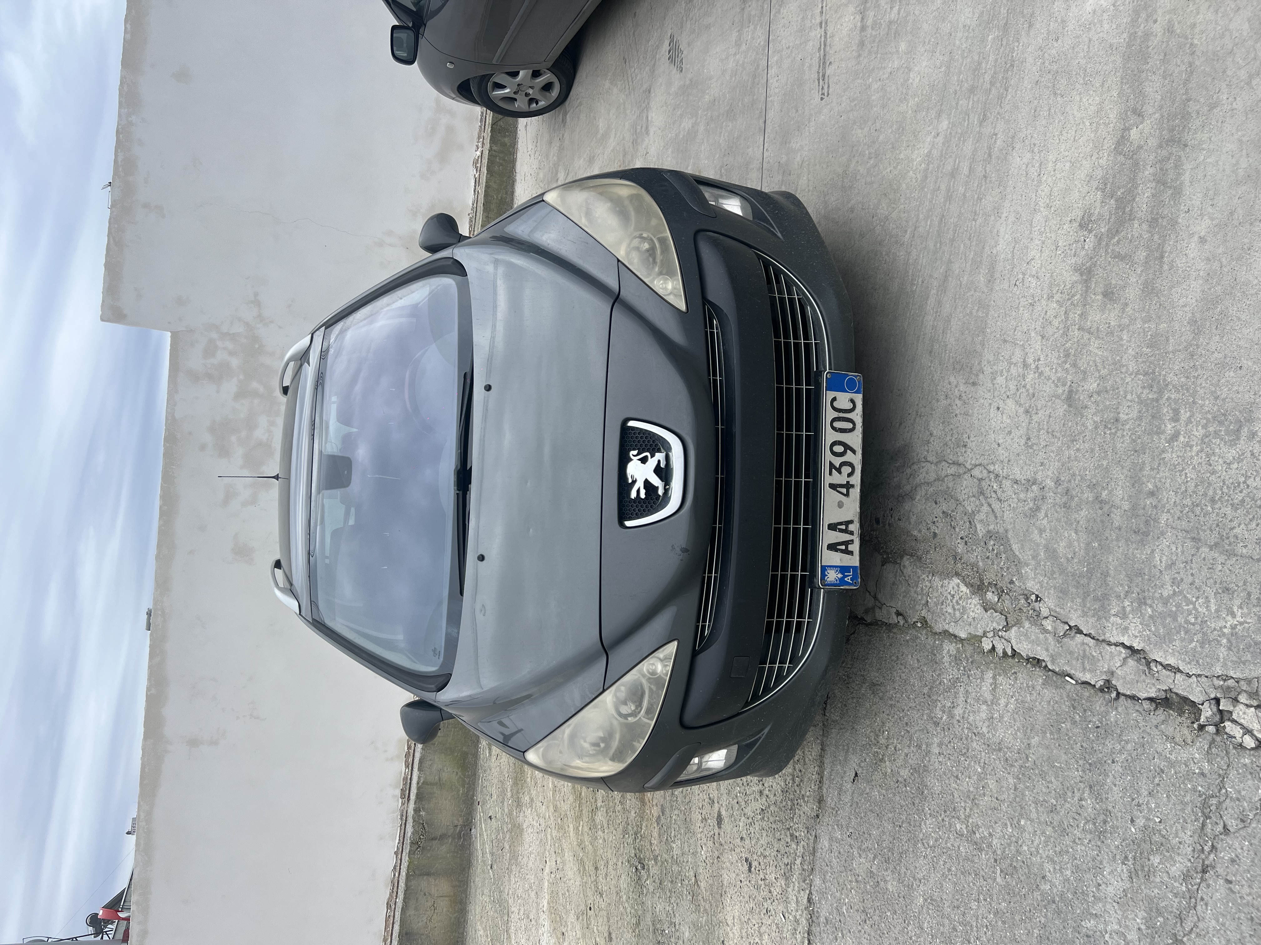Shitet per arsye se me duhet makin automatike 
Makin shum ekonomike familjare 
Manuale 6 marshe
Tavani komplet panoram 
Letrat te paguara ne dhjetor 
Cmimi i padiskutueahem 
0696769169