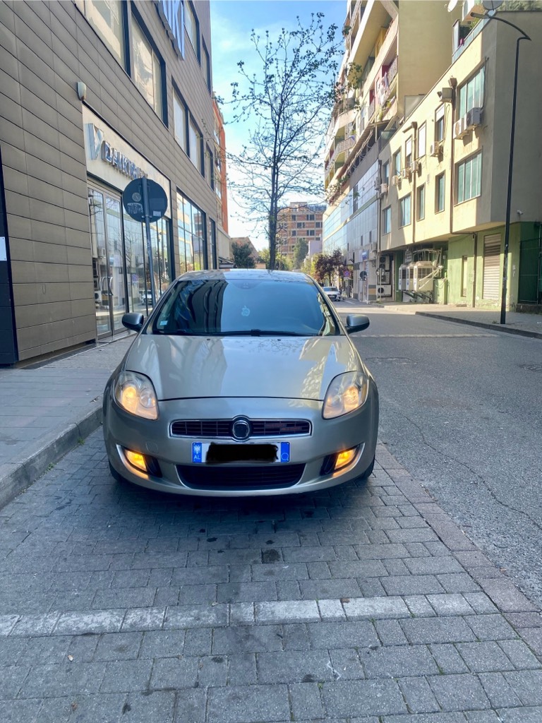 •Shitet Fiat Bravo
•I ardhur nga 🇫🇷
•Motorr 1.6 multi jet nafte
•Kamjo automatike
•Sensor parkimi mbrapa
•AC klima (kondicioner) funksional
Me dy zona 
•Komanda ne timon
•Kompjuter bordi
•Makina ka 240000km origjinale me te drejt kontrroli
•Fener me lupa
•Frexho inteligjente (ndizen sipas kthimit te timonit)
•Drita led (H7)
•Disqe alomini + goma te reja 16
•Sherbimet xhenerike te bera 
•Makina nuk ka nevoj per asnje sherbim
•Me letra te prera
•Cmimi i diskutueshem nga