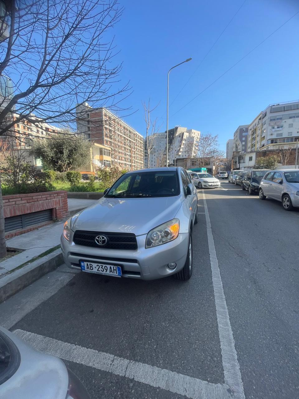 ✔️ Motori: 2.2 D4D (naftë)
✔️ Viti: 2007
✔️ Kambio: Manuale
✔️ Kilometra: 250,000 km

🔧 Të gjitha shërbimet të kryera në kohë
🛞 Goma të reja
🪟 Xhama të zinj me leje
🔥 Ngrohje sediljesh
🛣️ Pilot automatik

Makina është e mbajtur shumë mirë dhe gati për përdorim pa asnjë investim!

💶 Çmimi: 5500 € (i diskutueshëm)

📞 Për më shumë informacion, kontaktoni!