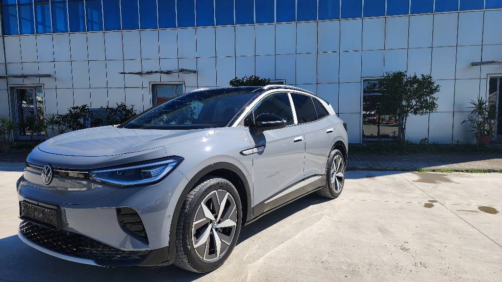 Shitet Volkswagen ID.4 PRO Full Option 600 km autonomi
Vitprodhimi - Maj 2024
Kilometra - 0 KM ( 1800 km  sa eshte targuar kontroll fizik dhe nje rruge greqie)
Full Elektrike , Modeli Pro 605 km autonomi
Ambeniet light me shum ngjyra
Sedilje me ngrohje , masazh memorje
Panorama 
Kamera 360°
Line Assist
Brake Assist
Parking Assist
Driving Assist
Full Led IQ Light
Full option , Sapo targuar
Gati per shitje


ÇMIMI 26.999 euro , cmim final i pa diskutueshem 