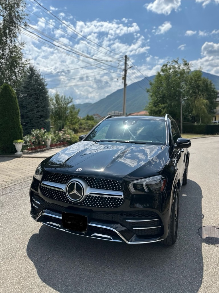 Viti i prodhimit: 2021
Automatik
Motorri: Benzinë
Kilometra: 140,000 km
Dogana: I doganuar në Shqipëri.
Makina është në gjendje shumë të mirë dhe e mirëmbajtur, si nga jashtë ashtu edhe nga brenda. Është versioni Amerikan, dhe ka shumë opsione:
 * Panorame
 * Kamera 360°
 * Ndezje pa qels (Keyless Go)
 * Asistencë për frenim dhe mbajtje korsie
 * Drita matrix LED para dhe prapa
 * Ulëse lëkure me nxemje dhe rregullim elektronik
 * Senzorë parkingu
 * Sistem multimedial MBUX me ekran të madh
 * Ambient light
 * Detaje druri ne interier e shum opcione tjera.