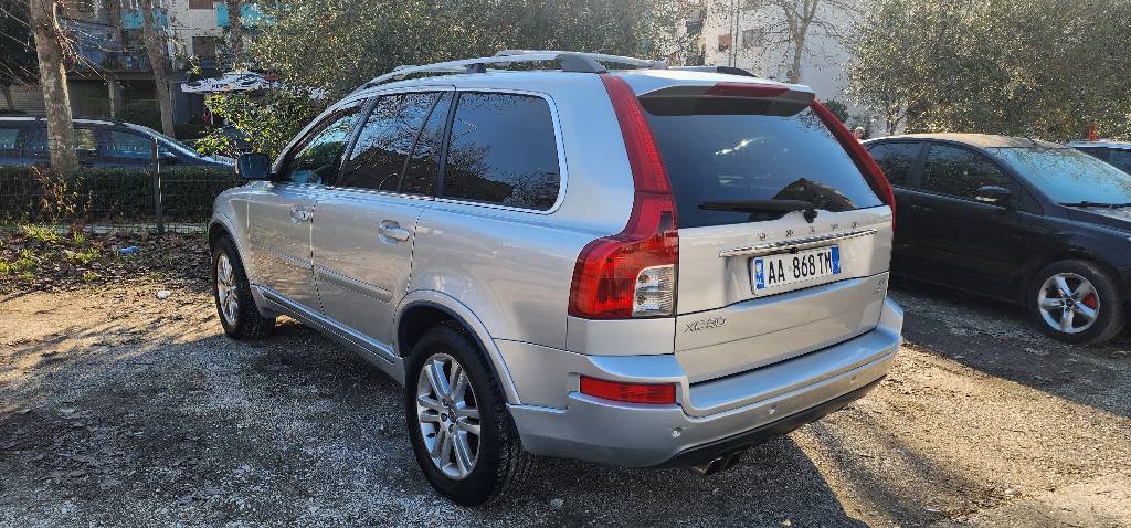 Shitet Volvo xc90 3.2  benzin+gaz sherbime te bera ne kohe tek Volvo servis me liber sherbimesh 2 celsa vaj kambios ndrruar ne kohe me 40 mij km makine qe ka qendruar ne garage eshte perdorur vetem per udhetime familjare shitet per arsye shperngulje jasht shtetit
