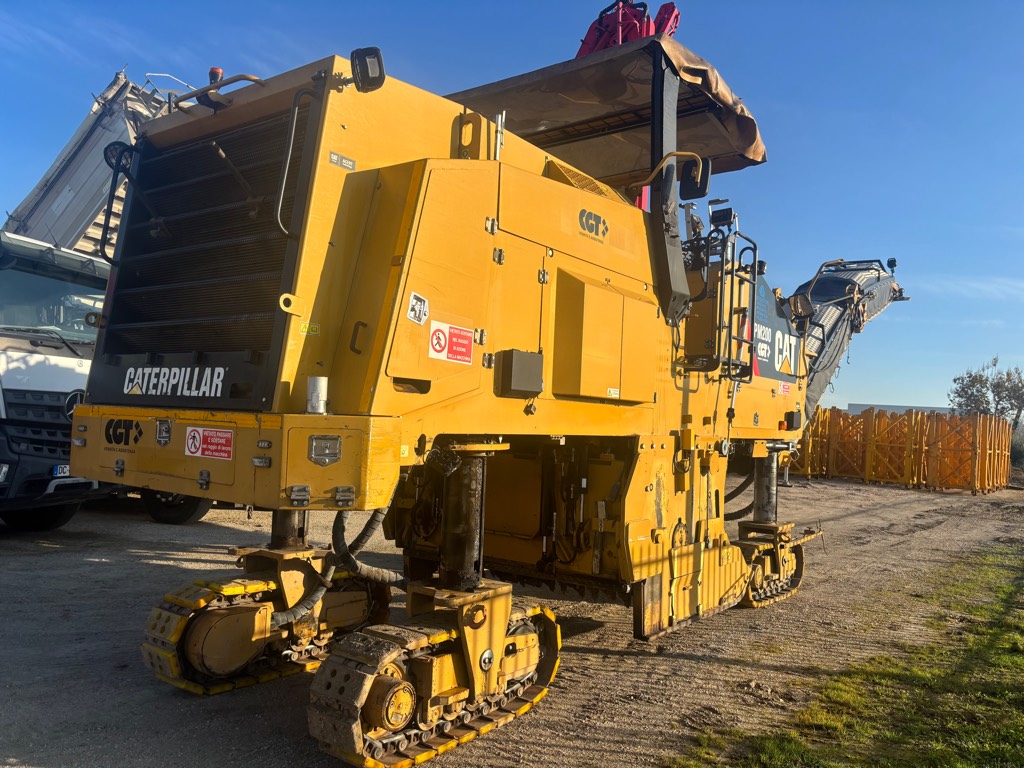 ✅Frez Asfalti 
✅ Cat PM200 
✅Viti 2012 🕒2000
✅Motorr CAT C18 ACERT 
✅Fuqia 415 kw
✅2 m gjersi 32Cm gerryrje 
📞0695452491