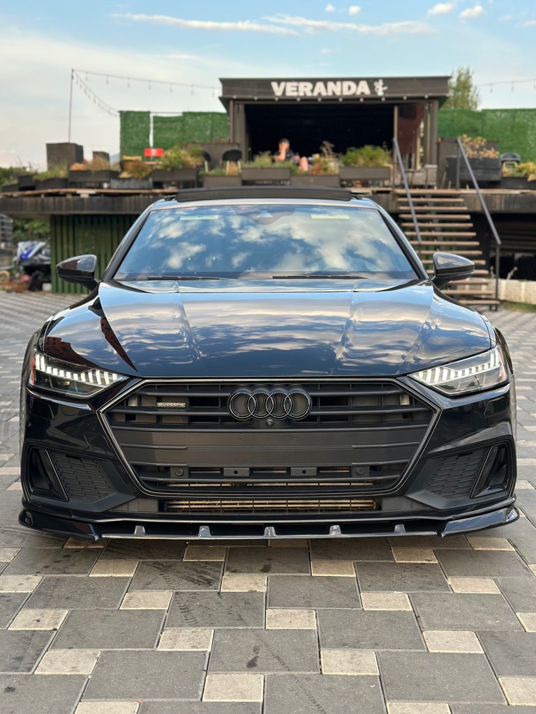 Shitet Audi A7 2020
Audi A7 Sportback S-Line 55 tfsi Quattro
Shitet Audi A7 Sportback, gjenerata e fundit, në gjendje perfekte si vizualisht ashtu edhe teknikisht. Makina është e ardhur nga jashtë, shumë pak e përdorur në Shqipëri.
✅ Viti i prodhimit: 2019
✅ Kilometra: [104 mij kilometra]
✅ Motorr: 3.0 Tfsi
✅ Kambio: Automatike tiptronic (me 7 marshe)
✅ Traksion: Quattro 4x4
✅ Ngjyra: E zezë metalizato
✅ Targa: PROV (e gatshme për regjistrim)
⚡ Opsionet kryesore:
	•	Paketë S-Line (brenda dhe jashtë)
	•	Drita Matrix LED me animacion
	•	Dy ekrane të mëdha “touchscreen” MMI + Virtual Cockpit
	•	Kamera 360° + sensorë parkimi përpara/mbrapa
	•	Suspansione komforte/drive select
	•	Fenerë “Dynamic” përpara dhe pas
	•	Sedilje lëkure elektrike me ngrohje
	•	Tavan panoramik elektrik
	•	Klima automatike 4-zonëshe
	•	Sistem muzike premium Audi
	•	Ambient lighting (dritë dekorative brenda)
	•	Bagazh elektrik
🛠️ Gjendja:
Makina është në gjendje shumë të mirë, motorri dhe kambio pa asnjë defekt. Serviset e bëra me rregull, gomat dhe frenat në gjendje shumë të mirë.
💰 Çmimi: [43 mij euro]i diskutueshem.
📍 Vendndodhja: [Tirane]

