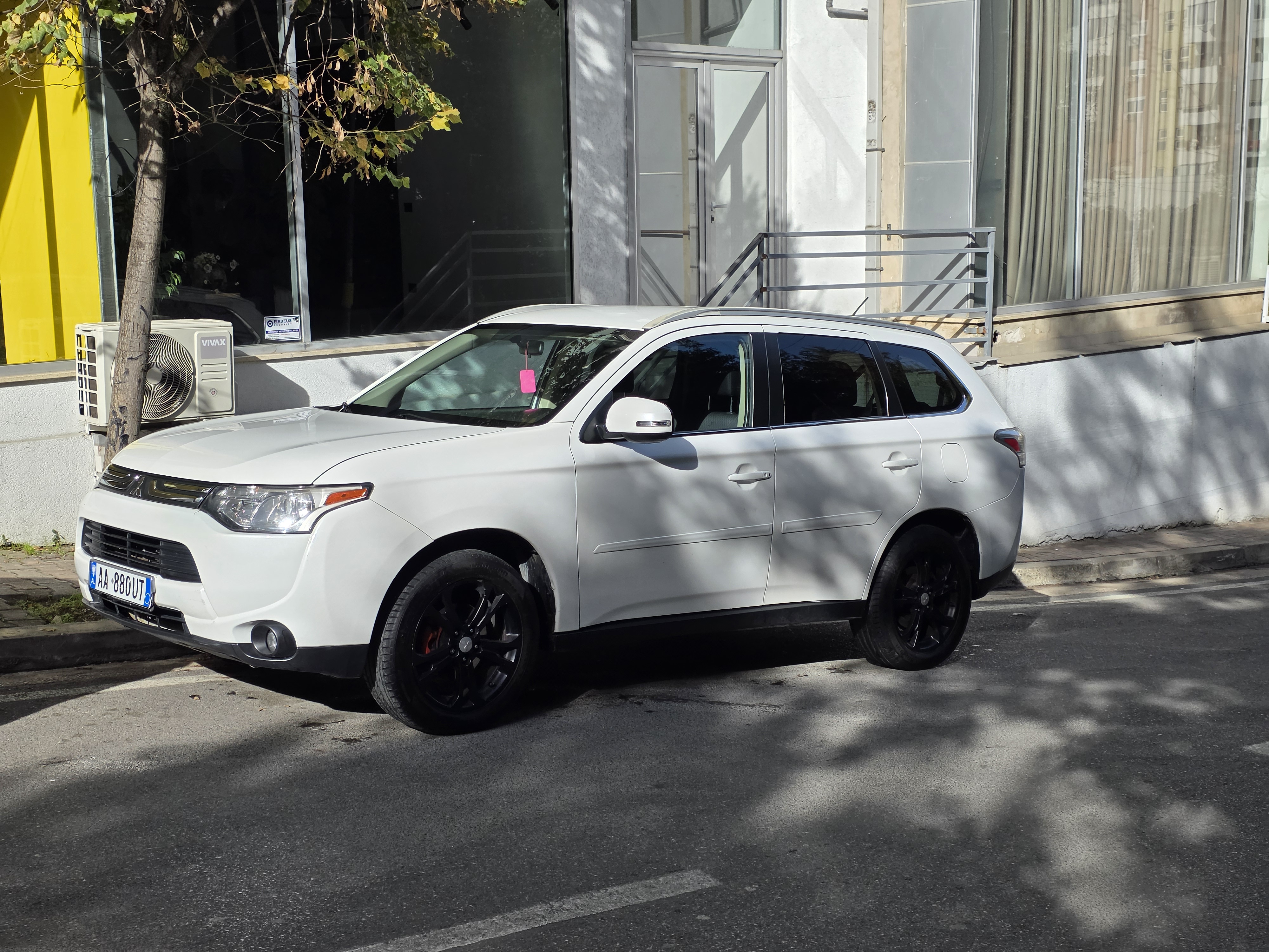 Mitsubishi outlander 7 vendesh  prodhim amerikan 2.4 benzin gaz me impiant prins super ekonimik super hapesire Dyer me touch celesa ne xhep cruiser on board ekran led kamera parkimi komanda ne timon Sedilje me ngrohje super gjendje motorike xhenerike