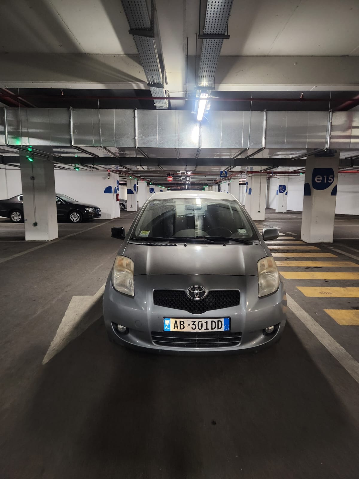 Toyota Shitet automjeti per arsye emigrimi. Makina eshte mbajtur me sherbime te kryera ne menyre korrekte. Kontrolli teknik deri ne dhjetor 2027, taksat dhe sigurimet te paguara deri ne qershor 2027. Cmimi i diskutueshem.