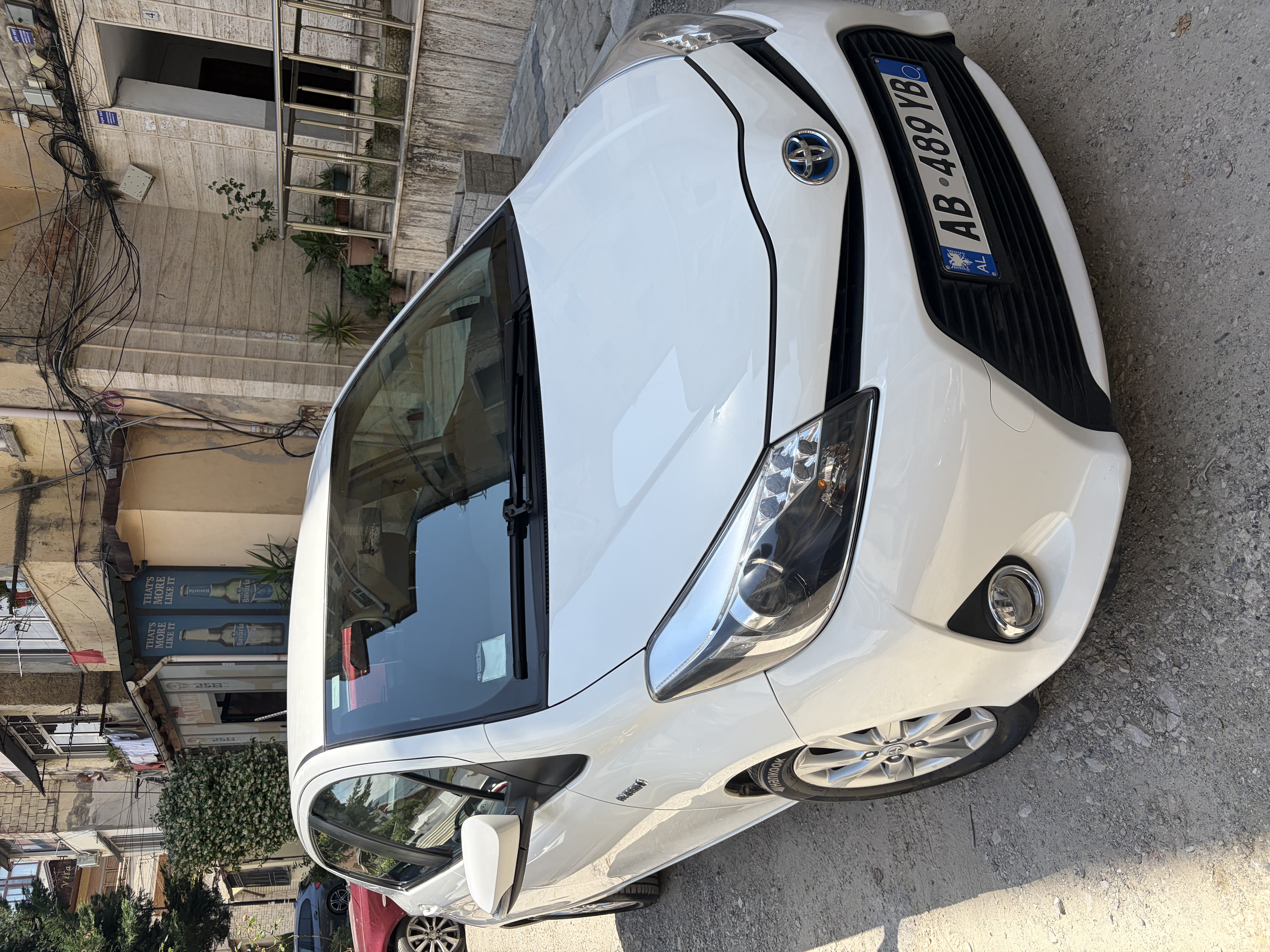 Shitet Toyota Yaris Hybrid 2012,super ekonomike dhe shumë praktike për përdorim të përditshëm. Motori 1.5 Hybrid automatike, konsum shumë i ulët karburanti. Makina është e mbajtur mirë, e pastër si brenda edhe jashtë, shumë e rehatshme për qytet dhe udhëtime. Ka klima, xhama elektrikë, kamer parkimi, Bluetooth dhe sistem audio. 