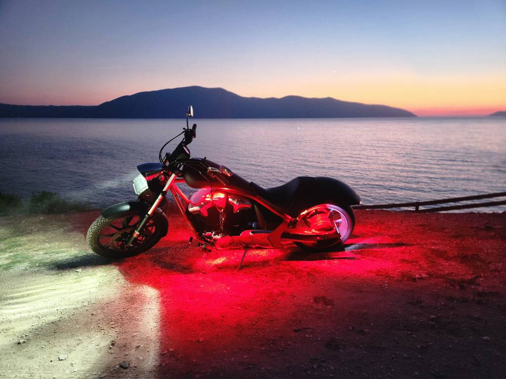 Honda Fury ( Chopper ) 2012 CUSTOM ( i bere me porosi ) 

GATI I RI, SHUME PAK KILOMETRA/MILJE.

 Motorr në stilin "chopper" i prodhuar ne  fabrikë, i vitit 2012.

 Motor 1300cc V-Twin me injektim karburanti, me ftohje me lëng!!
Me trasmesion!!

 Ky motorr manovrohet dhe ka  performim fenomenal për një Hot Rod me stil të vjetër! 

Odometri: 3490 miles/  i ardhur nga USA. Gjitha sherbimet te bera atje. 
Ngjyra: E zezë Mat pa shkelqim( Black Mat )
Trupi: Kuq ( Red )
Amortizator: Me regjistrim
Bateria: Sapo vendosur.
Frenat, vaj, filtra te sapo bera komplet ne Honda Dealer ne New York.
Pasqyrat me LED sinjale
Frenat/Sinjalet mbrapa: LED shirit
Marmitat: Cobra ( straight pipes ) per nje zhurem fantastike. 
Gati per rruge. Nuk ka nevoje per asgje. 
Vjen me sistem LED te kuq + ( opsion per ekstra €€ ) sistem bluetooth BOSS ne kuti me 4 speakers gati per tu montuar. 
Akoma me targa amerikane ( seshte paguar dogana akoma ).
