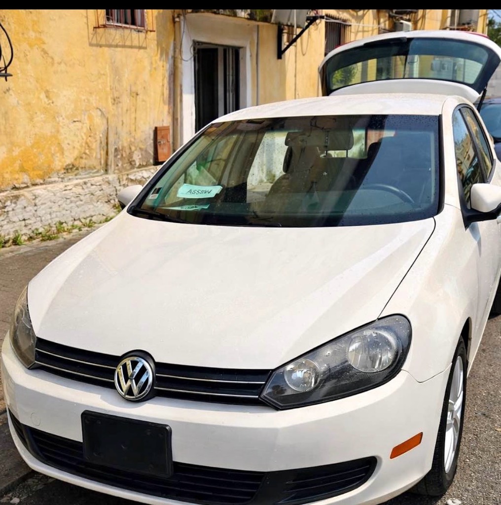 • Golf 6, 2011
• 2.5 Benzinë
• Kambio Automat
• Gjendje shumë e mirë
• Shërbime të kryera në kohë
• Dogan e paguar 
• I gatshëm për çdo kontroll

Çmimi: 4200€
tel:+355685788751