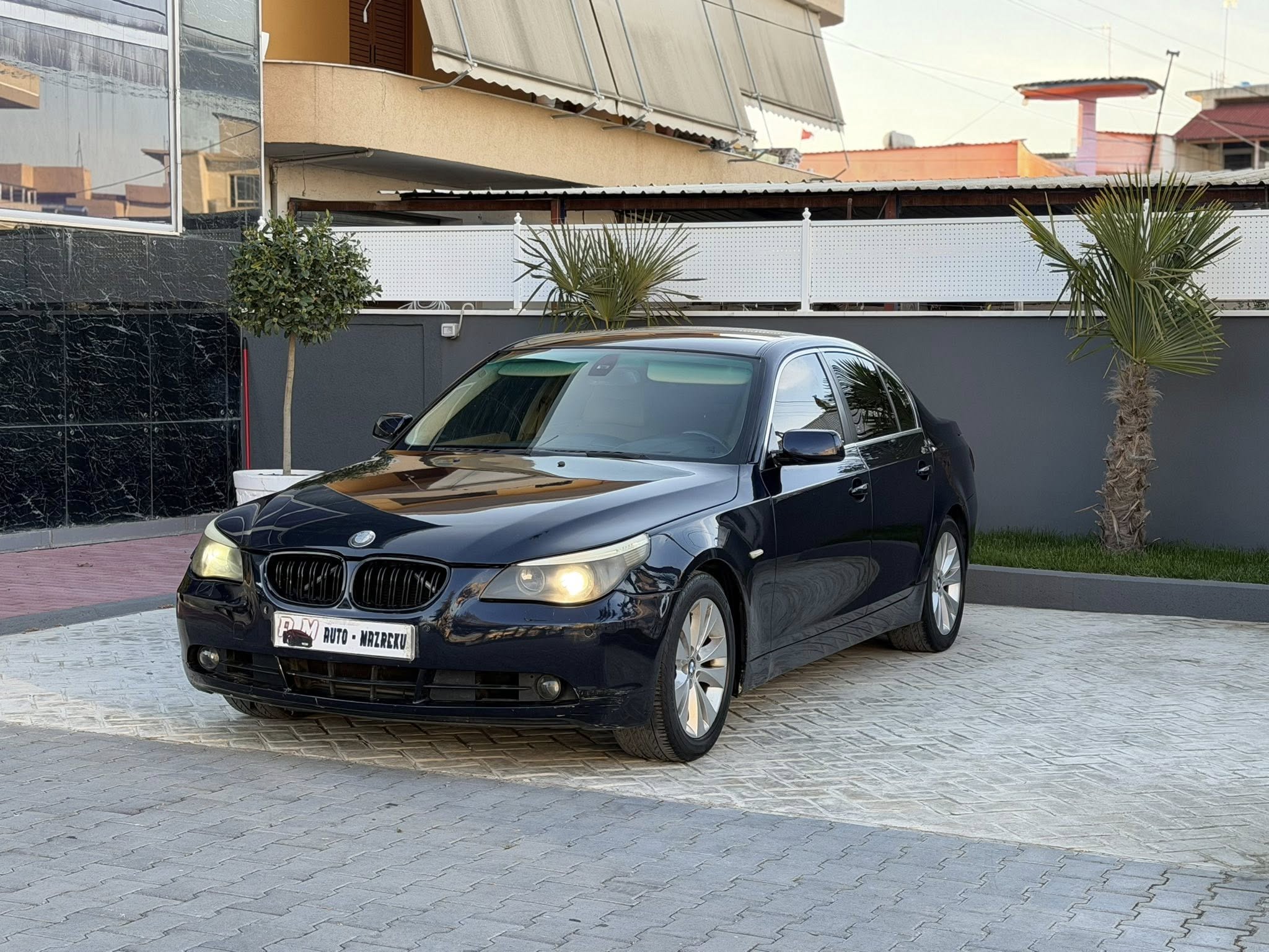 BMW 525-2.5 Benzin Gaz , Viti Prodhimit 2005 , kamio automatik , sallon lekure , sedilje elektrike + ngrohje + ftohje + memory + fryrje + cfryrje , tavan kamosh , tregues KM ne xhame , sensor parkimi , perde panel , klima , cd player , drita kseno , letra te gjitha te paguara deri 06.05.2026 , kualidimi deri 11.03.2027 , sherbimet e bera , ne gjendje te mire motorrike dhe xhenerike..
Cmimi-2999 Euro i Diskutueshem ose nderrohet 
☎️Cel-069 44 00 305-Noi
☎️Cel-069 20 40 105
Instagram-Auto Mazreku
TikTok-Automazreku
📍Adresa-Fier
Rr Shen Leonardo Murialdo , 
ngjitur me karburant R Oil
