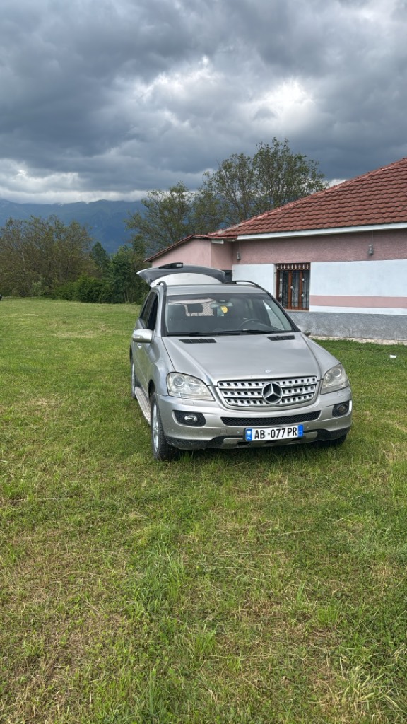 Ml 3.2 nafte pa taks llukse 
Makina shum ekonomike 
E majtur per fiksim 
Viti 2006 
Atomat  letret te sa po pagura + 1. Vit siguracion per maqedoni
0694793650 per me shumi info