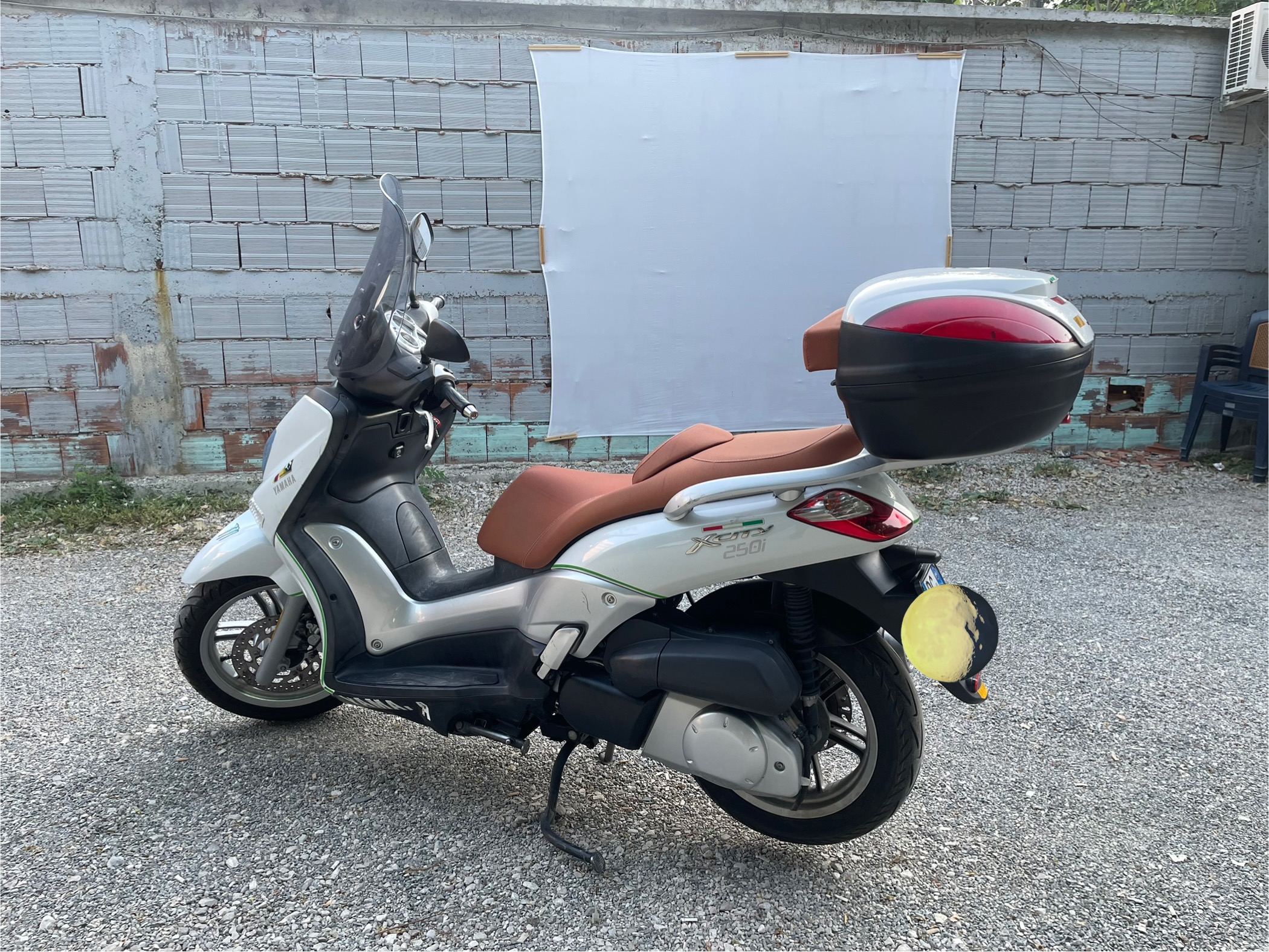Me abs dhe dogane gati per targa. Cmim i diskutueshem
