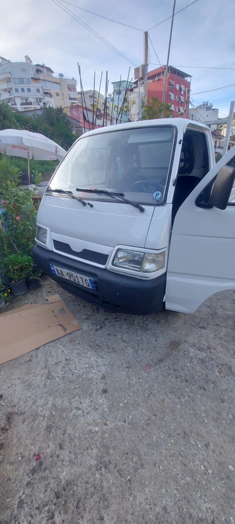 Piaggio porter 1.4 naft 2004

Motori:
Lloji: Naftë, 4 cilindra në linjë
Cilindrata: 1371 cm³
Fuqia: 28 kW (38 KF)
Çifti i çift rrotullues: 76 Nm
 Euro 3

Transmisioni:
Transmisioni i rrotave: Mbrapa
Kutia e shpejtësive: Manuale, 5 marshe + mbrapsht
