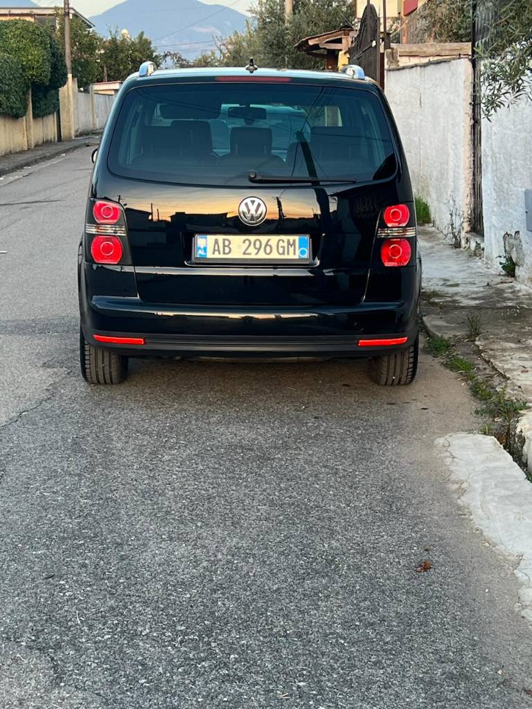 SHITET VOLKSWAGEN TOURAN VITI 2004 
Pershkrim: 
Viti:2004 
Sendilje lekure dhe me ngrohje 
Fener BiXenon
Manual 6+1
Motorr 2.0 
Letra te paguara deri ne maj te 2026 
Goma te reja 100% 
Me te gjitha sherbimet e bera 
4200€ (i diskutueshem)
Cel: +355692381228 