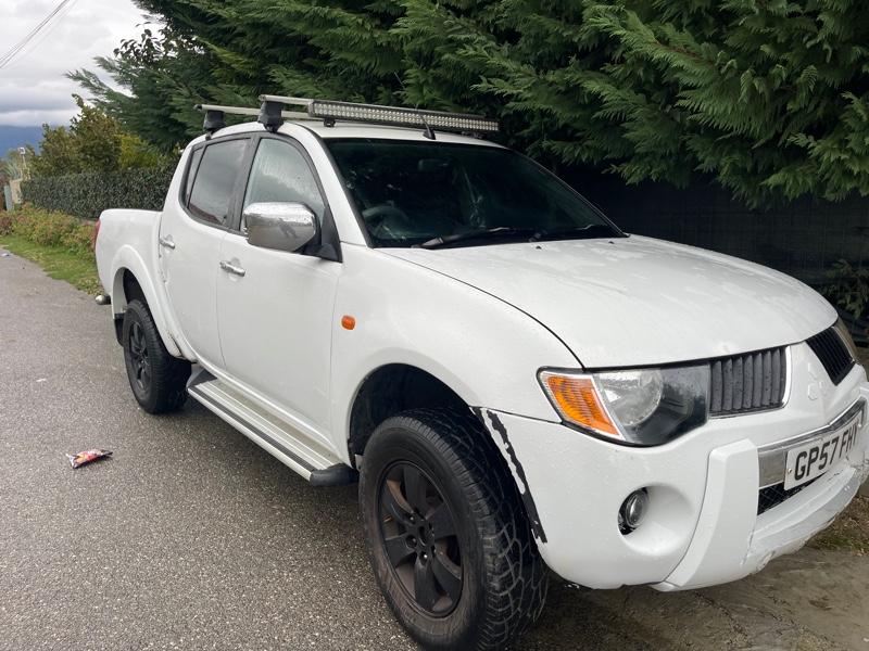Shitet mitsubishi l 200 ne super gjendje punon 4x4 perfekt  automat dhe ekonomik shume esht me letra angleze dhe timon anglez bajm edhe nderrim + - 