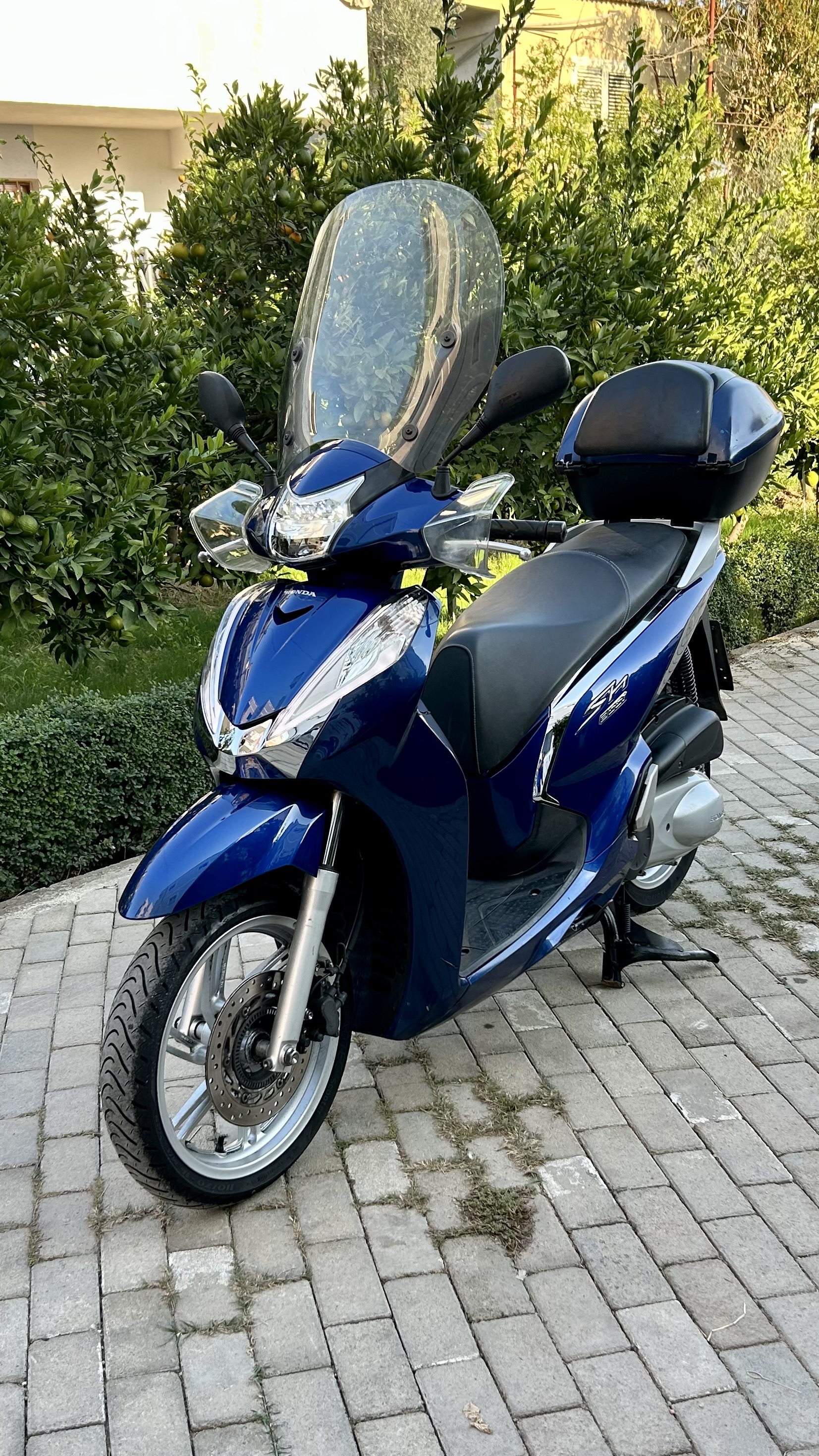 Honda SH 300i viti 27.12.2016
Motorri eshte ne gjendje shum te mire i ardhur nga Italia
ABS para mbrapa
Full led
Keyless Go e ndez me çeles ne xhep
2 çelsa
Baule origjinale Honda
Gomat 90%
Per me shum ifo tel: 0688527772