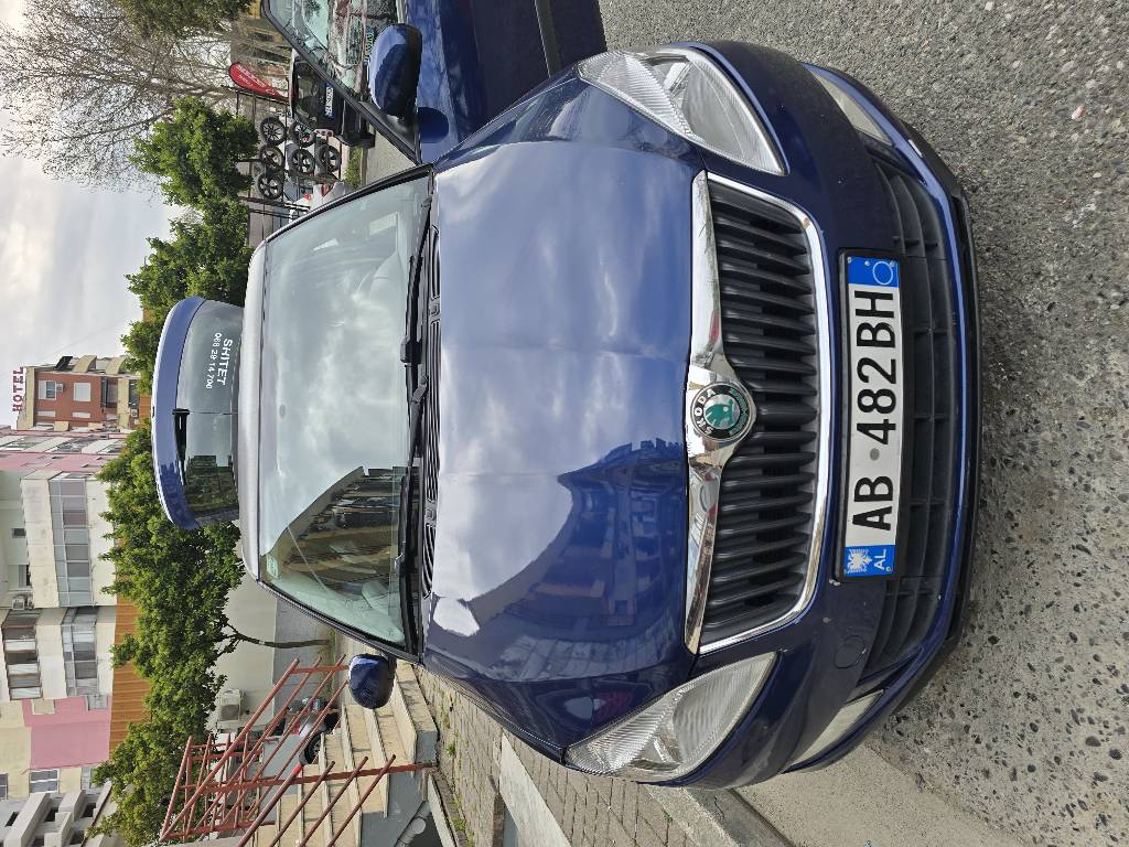 Shitet Skoda Fabia 
Viti 2010
1.6 Naftë (shumë ekonomike)
Manuale 
243,000 km
Në gjendje perfekte motorike dhe xhenerike
Makina është e gatshme për çdo lloj prove.
Arsye e shitjes është se kërkohet një makinë automat për familje.

Çmimi 3,200€ i diskutueshëm.
Tel. +355682914700
Vendodhja: Tiranë
