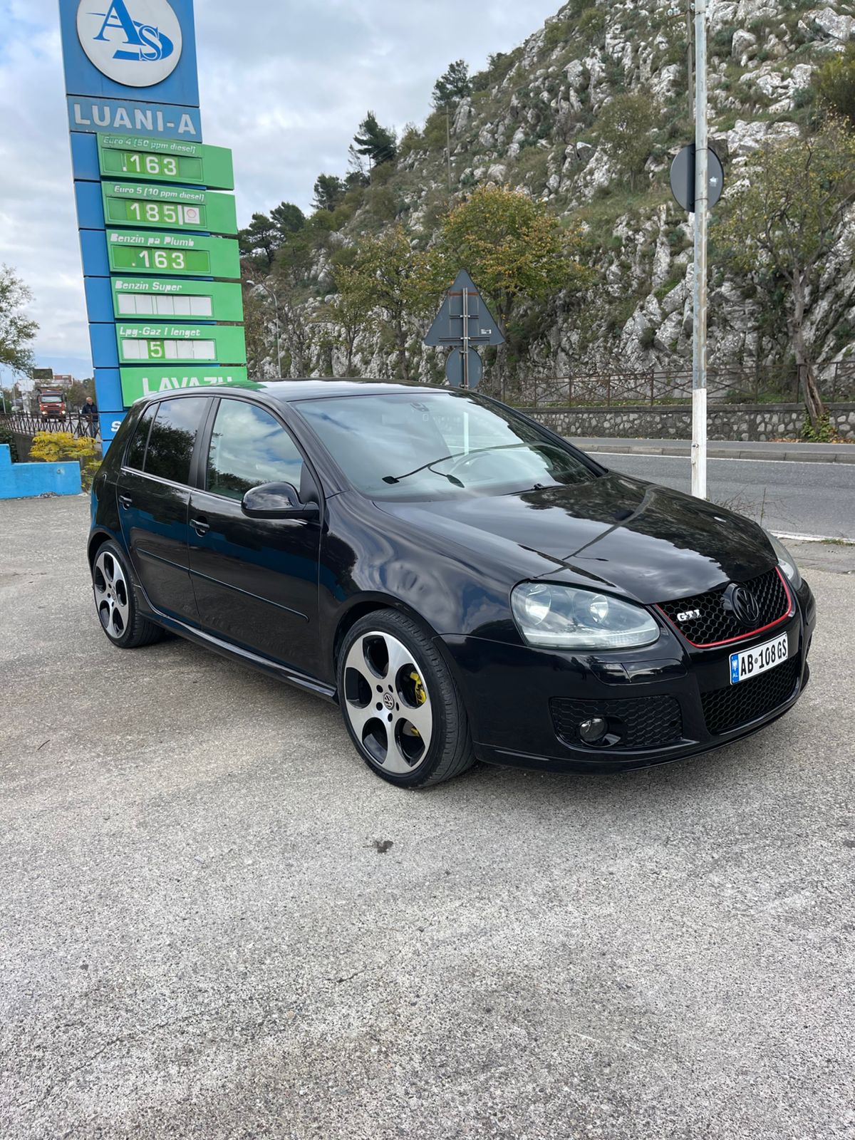 Shitet golf 5
2.0 tdi
look gti
kamio manuale 6+1
gjamat e zi me leje
makina nuk ka nevoj per asnje sherbim
Kolaudim per 2 vite