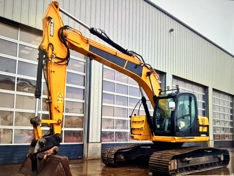 JCB Shitet eskavator jcb ne super gjendje shum pak i perdorur dhe i mbajtur mire vjen me porosi 2010 me 6 mij ore pune tel 0683090502