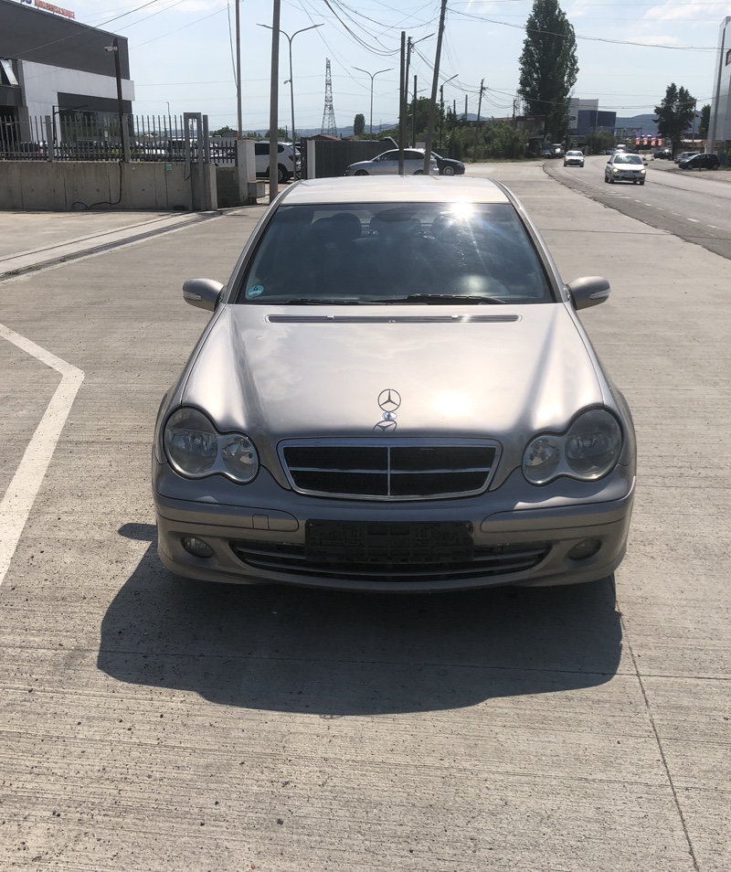 Mercedes-Benz Mercedes benz 🇦🇱 C klas 2005🇦🇱Automat🇦🇱220 nafte 🇦🇱 220 km 🇦🇱i porsaardhur nga gjermania me dogane te paguar 🇦🇱nuk ka nevoje per asgje 🇦🇱cmimi 3700 i diskutueshem 🇦🇱mundesi nderrimi me makine me te vogel🇦🇱0693660219