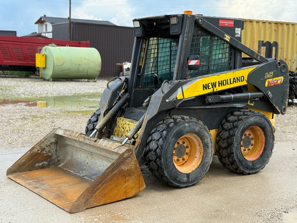 New Holland GJENDJE✅ shitet Bobcat NEW HOLLAND LS160, viti 2006, pesha 3500kg, motorr Perkins 4 pistona nafte, 5330 ore pune.
Ne gjendje shum te mir.