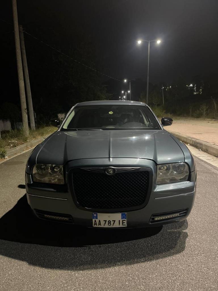 Pershkrim:
Chrysler 300c 
Motorri: 2.7 benzin+gaz (e shenuar ne lejen e qarkullimit)
Viti: 2005
Kambjo: automat
Xhama te zi mbrapa origjinal
Disqe alumini R18
Fenert xenon
Sensor parkimi 
Kamera mbrapa 
Navi te madh 
Pjes rrezerv : 4 dyer+kofano+parakolp+4 amortizator+4 tambure 
Kolaudim deri ne 2027
Me te gjitha sherbimet e bera 
Tel: +355682005778
