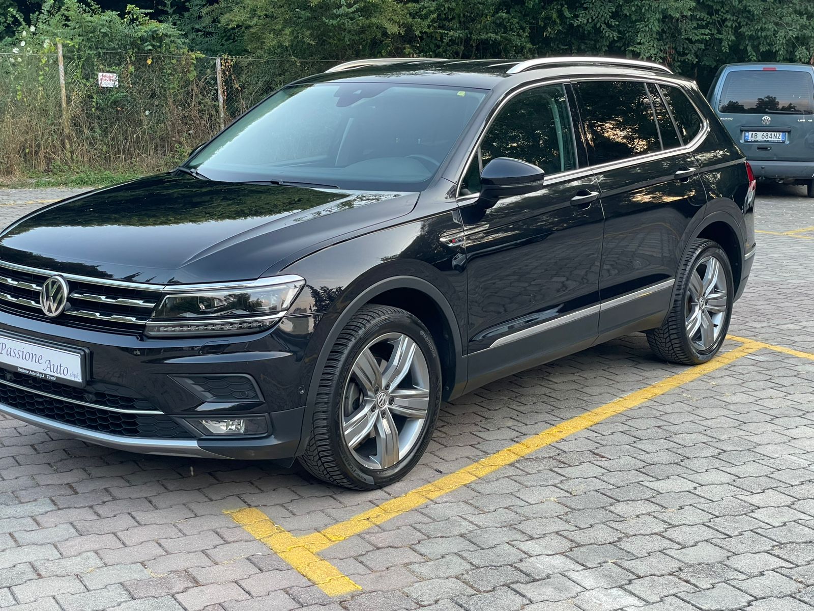 Volkswagen Shitet VolkswagenTiguam all space
📌 Motorr 2.0 TDI 150 CV
📌 Viti 12/2019 (model 2020)
📌 4x4
📌 Kambio automatike
📌 Kamera 360 grade
📌 118.000 kilometra
📌 Park Assist (Sistem Vetparkimi)
📌 Head Up Display
📌 ECO System (fiket ne semafor)
📌 Ambient Light (drita ambienti)
📌 Pasqyra me palosje
📌 Auto Hold
📌 Frena dore elektrike
📌 Klimatronic AC Trezonal
📌 Xhama te zi original
📌 Disqe 19” R-Line origjinale
📌 Goma Continental 100% te reja
📌 Zgara inoxi
📌 2 Celesa origjinal
📌 Ad Blue