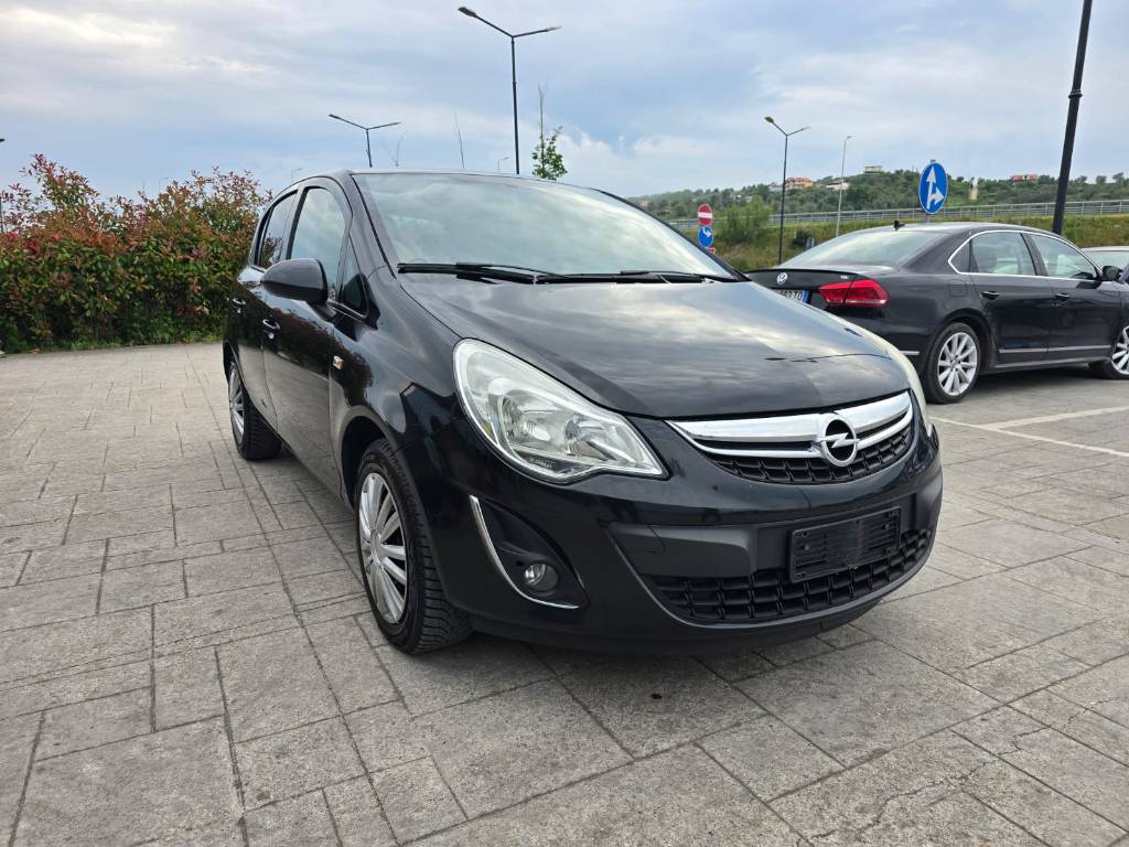 𝐎𝐩𝐞𝐥 𝐂𝐨𝐫𝐬𝐚 𝟏.𝟑 𝐝𝐢𝐞𝐬𝐞𝐥 
JO NDËRRIM.
Me doganë të paguar. 
Viti i prodhimit 2013.  
Motor 1.3 Naftë.  
250 Mijë KM. 
Kambjo Manuale. 
Navigator. 
Klima.  
Komanda në Timon. 
Xhama të Errët. 
Makina mund të përdoret nga shofer të rinjtë. 
Xhama Elektrike. 
Drita Mjegulle. 
Abs,Esp,AirBag etj. 
Çmim 3.700 Euro. 

FACEBOOK & INSTAGRAM Master_Auto_Fier 