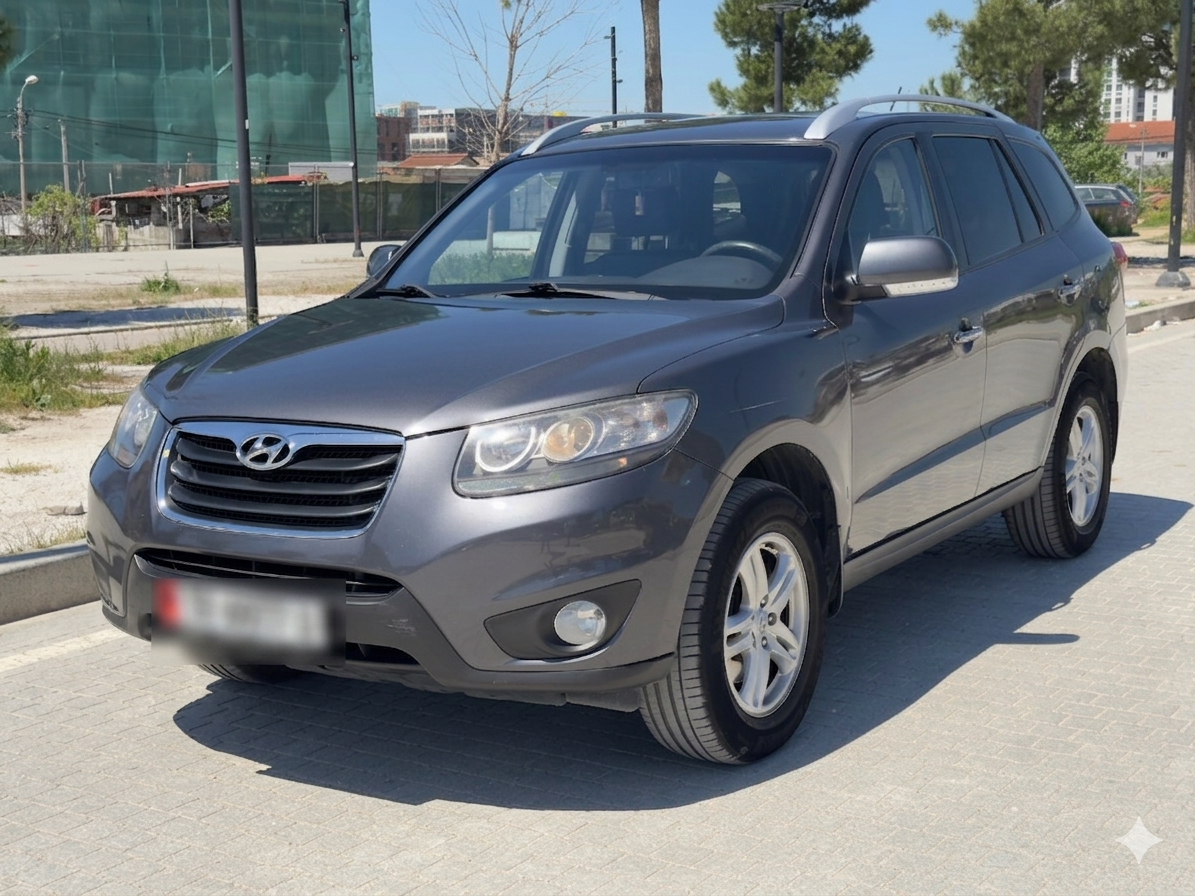 Hyundai 🚙 HYUNDAI SANTA FE 2.2 CRDi 4WD — 2010 (Gjenerata CM)
✅ HISTORIK I PLOTË SERVISI — 43 servise të dokumentuara nga 2011 deri sot, kryesisht në përfaqësinë zyrtare HYUNDAI në Shqipëri. Dokumentacioni i plotë me data, kilometrazh dhe kodet origjinale të pjesëve.
🔧 KARAKTERISTIKAT KRYESORE:
• Motori: 2.2 CRDi DOHC TCI (R-engine), 2,200 cc, naftë
• Transmisioni: Automatik 6-marsh, 4WD elektronik on-demand
• Versioni: HIGH GRADE (Premium) — niveli më i lartë i opsioneve
• Tapiceria: Lëkurë e plotë (origjinale)
• Ngjyra: Carbon Gray (jashtë) / Cocoa Black (brenda)
• Kilometrazhi: 297,400 km
• Mesatarja vjetore: ~21,000 km
🛡️ SIGURIA:
• 4 airbag-e (shofer + pasagjer + anësorë + perde)
• ABS, ESC, BAS
• Sensorë rrotullimi & impakti
• Imobilizer
• Kamera parkimi nga fabrika
✨ OPSIONET:
• Klima automatike e dyfishtë (FATC)
• Sediljet me ngrohje (shofer + pasagjer)
• Cruise control
• Sensor shiu + sensor drite (auto-light)
• Audio: Radio + CD + MP3 + RDS, USB/AUX, amplifikator + woofer
• Pasqyra elektrike dhe palosëse
• Roof rack, mud guards, spoiler me HMSL
🛞 RROTAT & FRENA:
• Disqe alumini 7.0J × 17 inç
• Gomat 235/65 R17
• Gome rezervë (alumin, full-size)
• Disqe frenash 17 inç (përpara) / 16 inç (prapa)
• Suspensioni MacPherson + Multi-link
• Power steering hidraulik
🆕 SERVISI I FUNDIT (Nëntor 2025 — 293,400 km):
Servis i plotë me ndërrim të të gjitha vajrave dhe filtrave: vaj motori + filtra (ajri, vaji, nafte, kondicioneri), ATF, vaj diferenciali, alkol frenash)
🚗 Makina eshte blere me 0 km, nuk ka patur pronar te tjere, ka qene për përdorim personal dhe është në gjendje të shkëlqyer.
🔍 Kontroll teknik deri 01/2028 - Taksat deri 01/2027 - Historiku i plotë i serviseve (43 servise, 14 vjet) është i disponueshëm si dokument PDF.
📞 +355695704744
Nuk pranoj këmbime.