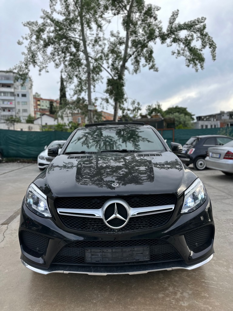 Mercedes-Benz GLE 350d 4MATIC AMG Look – 2017 🔥

Shitet super gjendje Mercedes-Benz GLE 350d 4MATIC, shumë i pasur në opsione dhe me pamje sportive AMG nga fabrika!

✔️ Motor 3.0 Naftë – i fuqishëm & ekonomik
✔️ Kambio automatike + 4MATIC (4x4)
✔️ AMG Look fabrike (pamje sportive, disqe, detaje AMG)
✔️ Tavan panoramik 🌅
✔️ Kamera 360°
✔️ Trekëndësha në pasqyra (Blind Spot Assist)
✔️ Hapje/mbyllje me çelës në xhep (Keyless)
✔️ Sedilje me ngrohje 🔥
✔️ Ekrane/televizora mbrapa për pasagjerët 🎬
✔️ Sensor parkimi para & mbrapa
✔️ Drita LED
✔️ Shumë e pastër brenda & jashtë, pa nevojë për asnjë shpenzim

📍 Importuar nga Koreja
📍 Gjendje perfekte motorike & estetike

🚫 Nuk bëjmë ndërrime – vetëm shitet

📌 Adresa: Rruga Dalip Topi, Fresk
📞 069 33 29 420

💥 Çmimi i diskutueshëm nga afër për blerës serioz