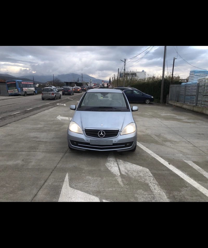 Mercedes-Benz Mercedes benz A klas 2010 automat 1.5 benzine me dogane te paguar i ardhur nga zvicra 210 km super gjendje nuk ka nevoje per sherbime cmimi 4300 diskutueshem mundesi nderrimi me makine me te vogel nr tel 0693660219 eshte per patente te re