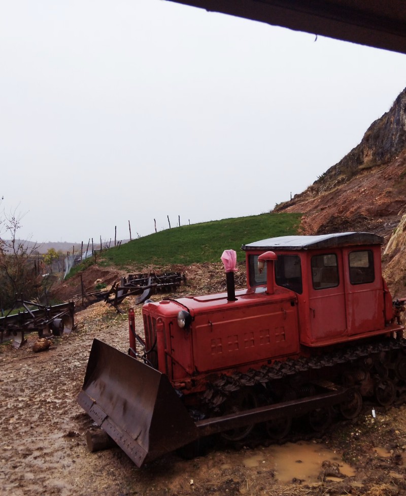Shitet Traktor Dt Origjinal Kinez ne gjendje pune traktori I ka te gjitha agregatet e tij mundesi nderrimi makin ose zetor 