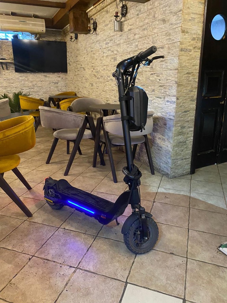 scuter S9 5000 km i perdorur 600 € 4 nivele shpejtesie drrita led 2 pal frena pasqyra extra 
alarm extra
felina extra 
i diskutueshem 
frena sensori