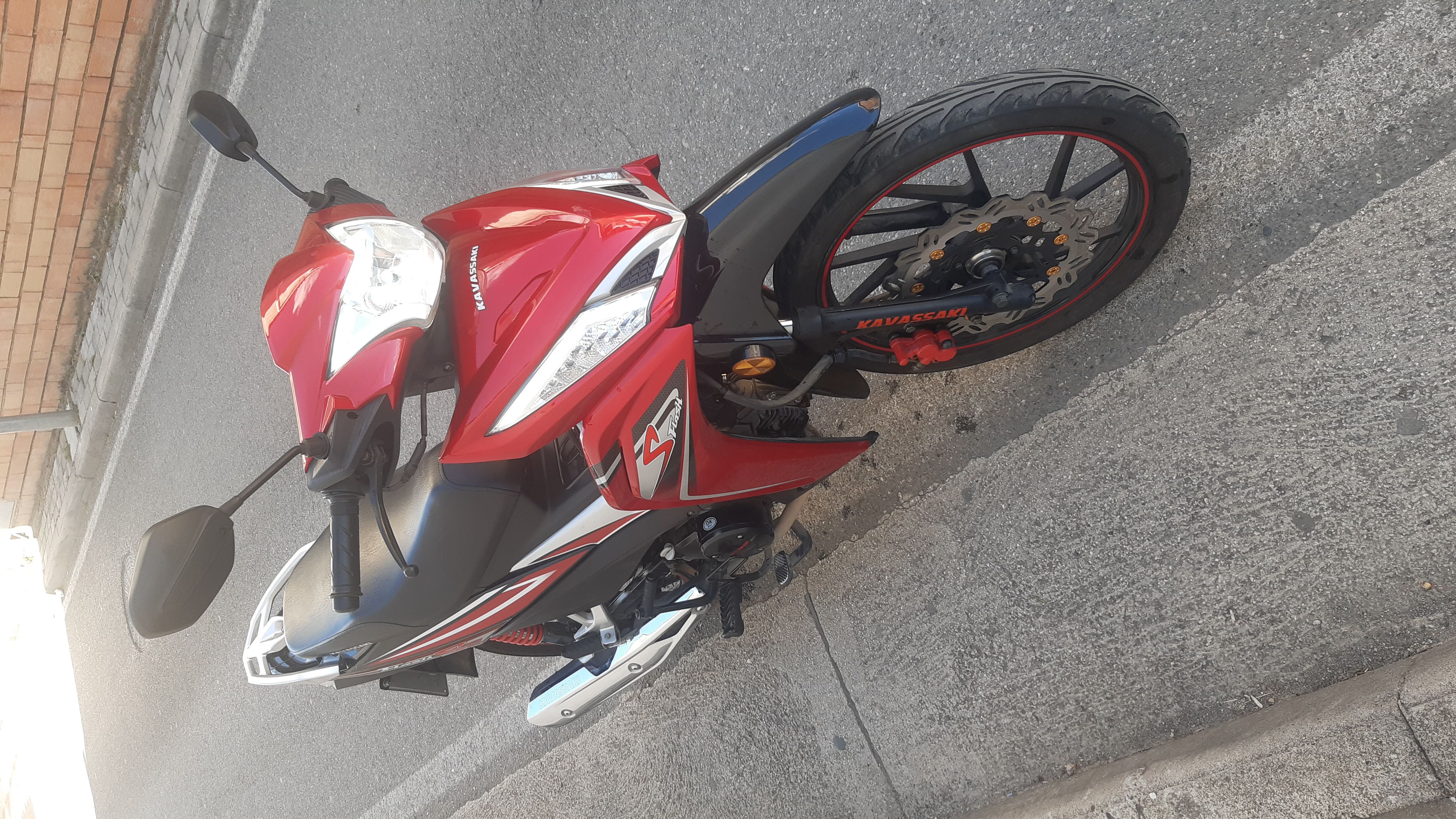 Motori esht pak i perdor me 15 mij kilometra esht ne cdo gje si i ri shitet per arsye mosperdorimi dritat i ka led edhe shirita led kilometrash elektrik grup motori 110 cc
 
Nr teli:0697275414