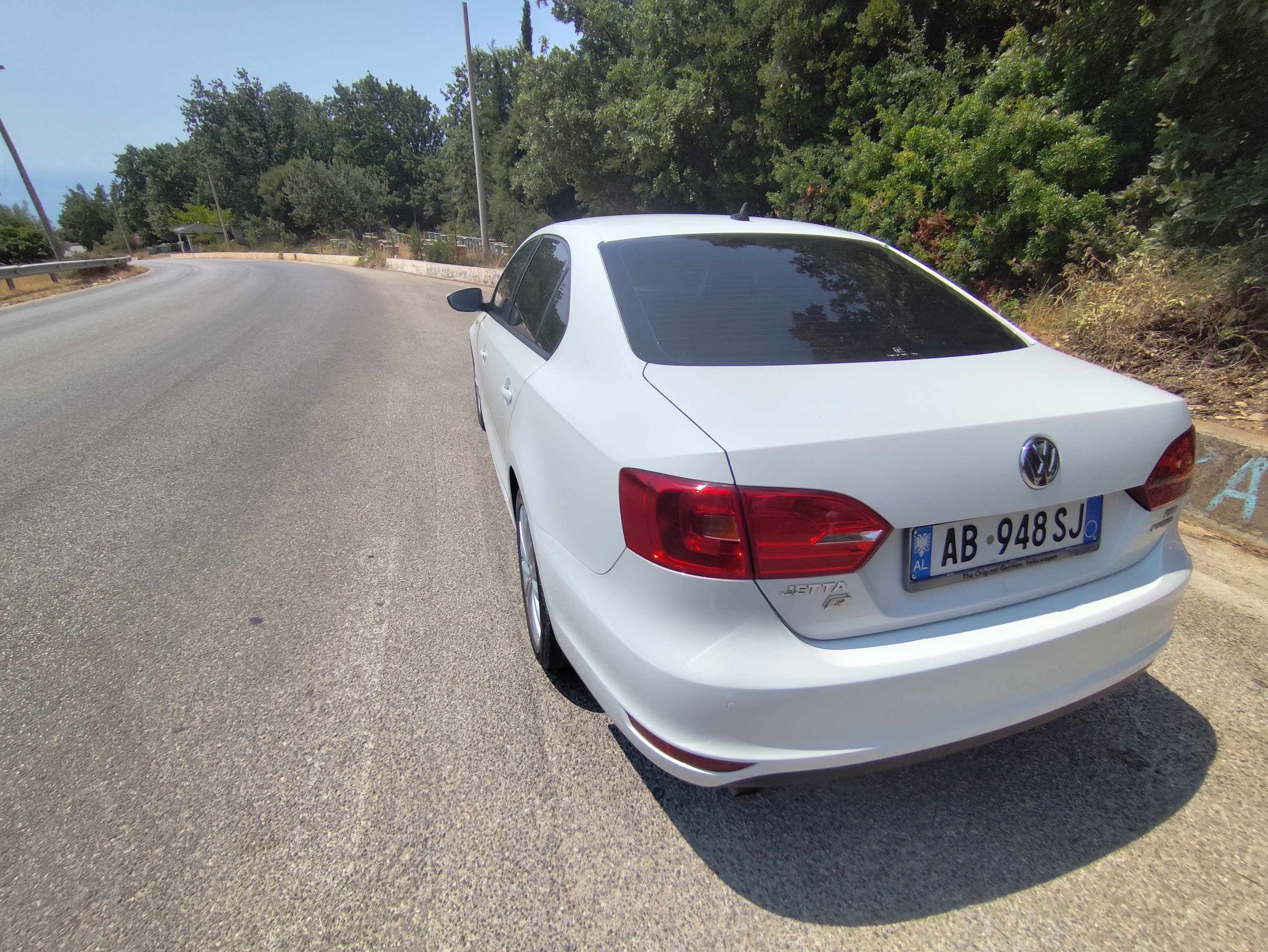 Okazionnnn Volkswagen jetta R line me letra te paguara per nje vit me kamio automatike viti 2013, 1.6 TDI me nafte, Bluemotion, ngjyra e bardhe perle me 145000 km, origjinal me te drejt kontrolli ku te doni kondicioner, radio cd, sensor parkimi para dhe prapa, sedilje me ngrohje, disqe alumin 17 ,fener me larje ,sistemi eco fiket ne trafik Makina ne gjendje shume te mire teknike dhe cdo gje funksionale.