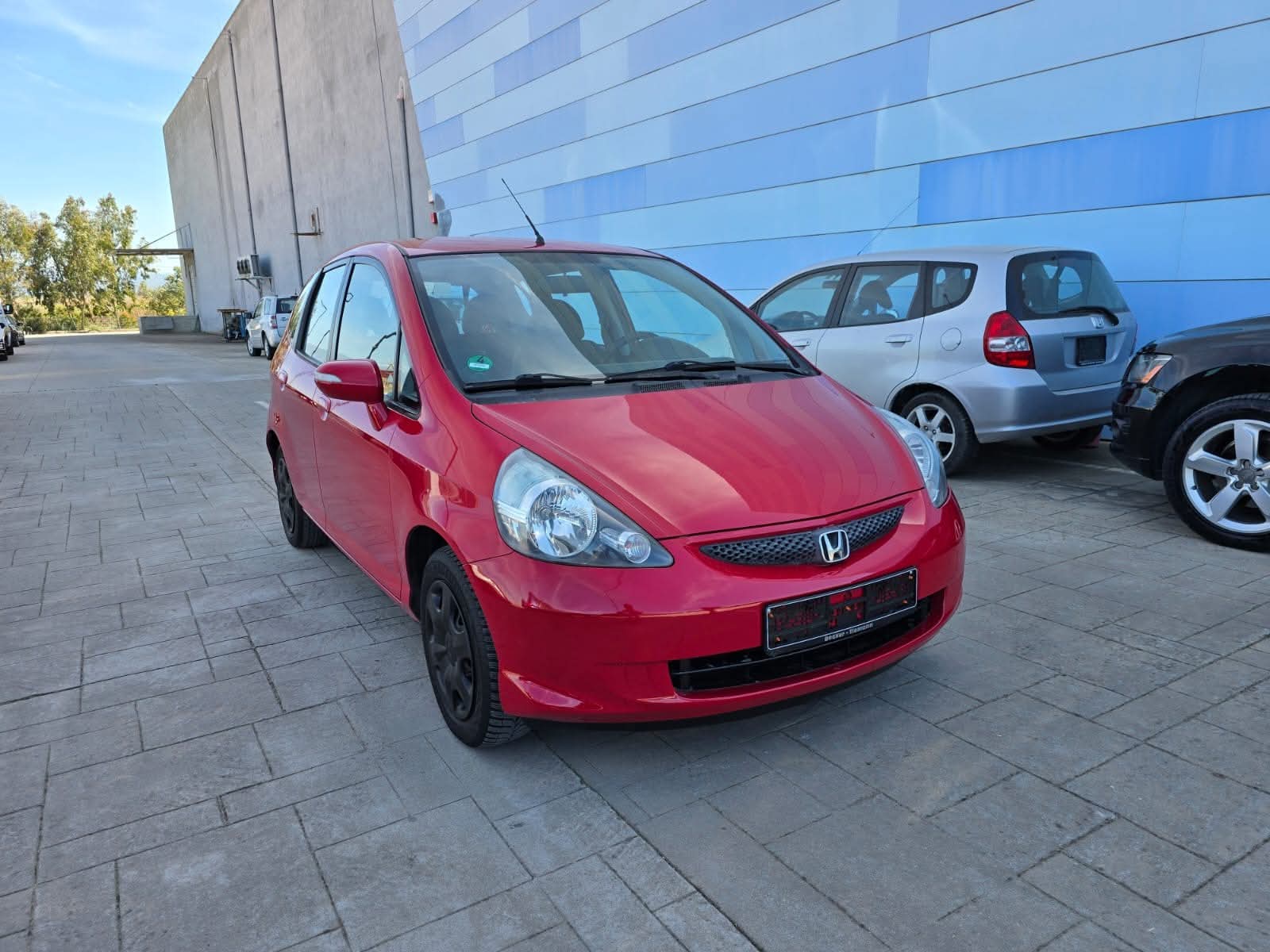 Honda Jazz 
Cel çdo ditë ora 10:00-20:00.
JO NDËRRIM. 
Me doganë të paguar. 
Viti 2007. 
Motor1.4 Benzin. 
220 Mijë KM. 
Kambjo Manuale. 
Klimatronik.  
Importuar nga Gjermania. 
Komanda në Timon. 
Radio CD.  
Xhama Elektrike. 
Pasqua Elektrike. 
Abs,Esp,AirBag etj.
Çmimi 3̶4̶0̶0̶ E̶u̶r̶o̶ 2.900 Euro. 

Facebook & Instagram Master_Auto_Fier 