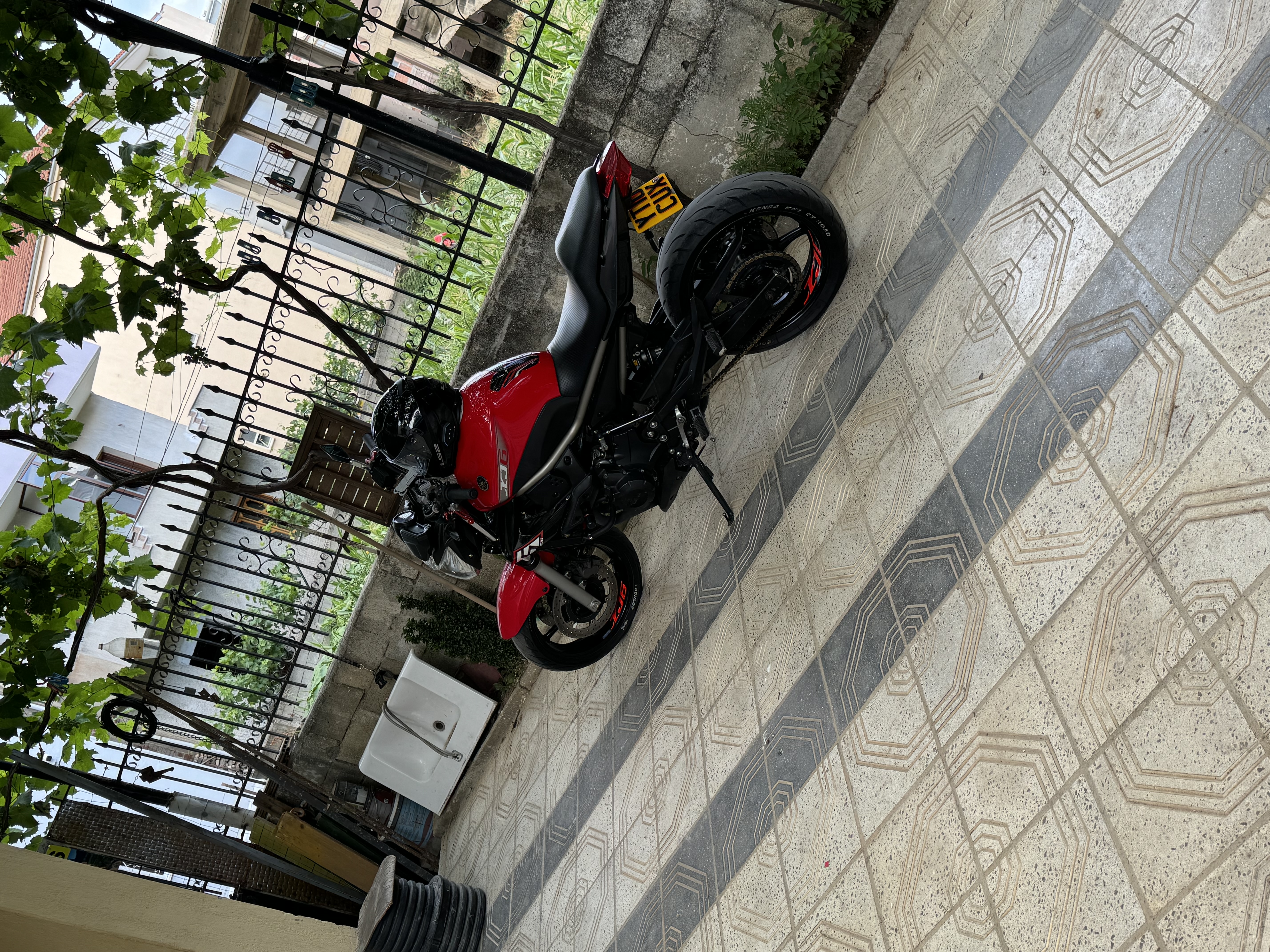 Motorri esht me dogane te paguar gati per targa esht i rri nuk ka as nje lloj gervishtje as nje lloj problemi arsyeja e shitjea esht sepse nuk e perdor se jetoj jasht shtetit per me shum informacione me kintaktoni ne watcap +447388163383