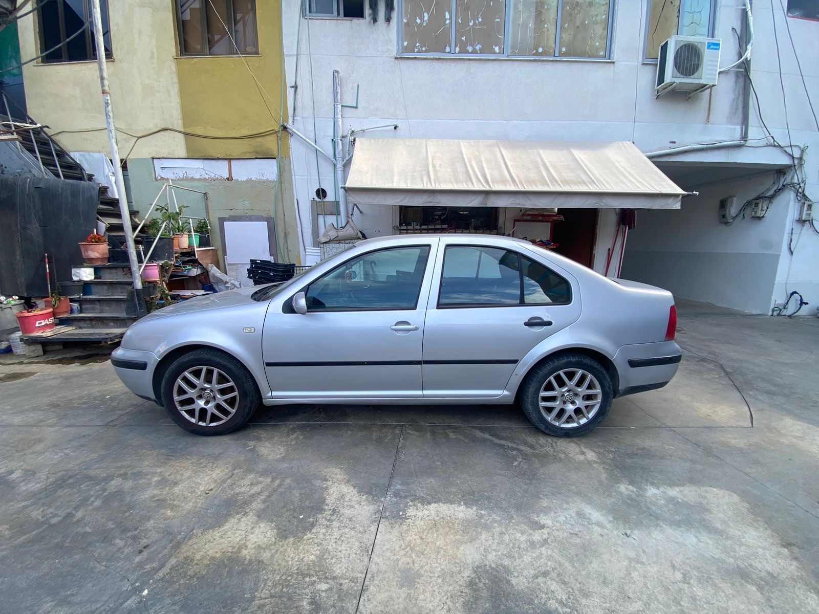 Ka nje muaj qe i kan mbaruar letrat                                         Shitet per arsyje emigrimi