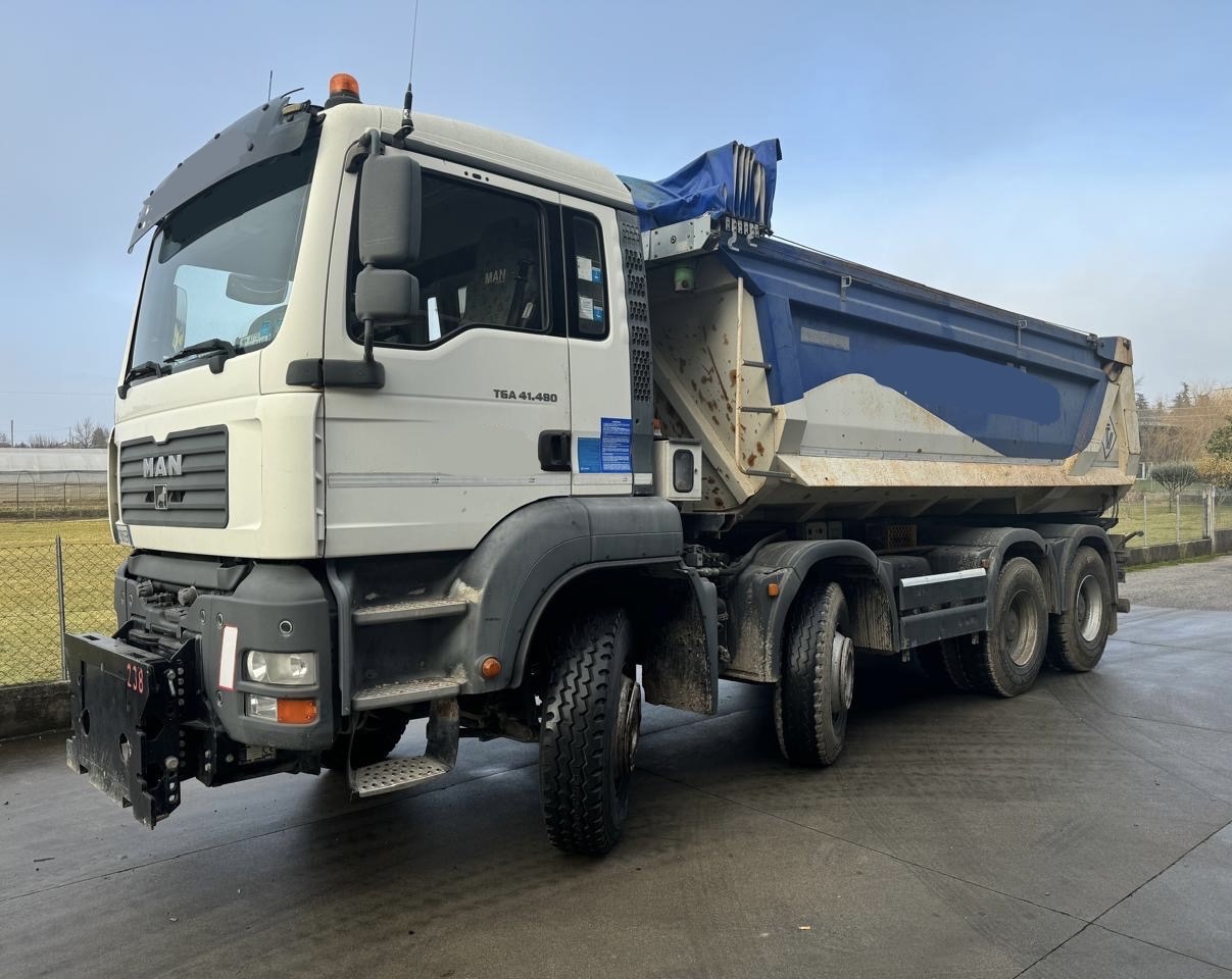 MAN Shitet kamion me kazan per inerte MAN TGA 41.480, me kazan TECNOVAN, ka edhe kazan vetshkarkus ne 3 ane me vingj FASSI F410A.26, gjatesia 24m, fuqi maksimale 13.3 ton, ne gjendje shum te mire, eshte ne itali
info 0672022763