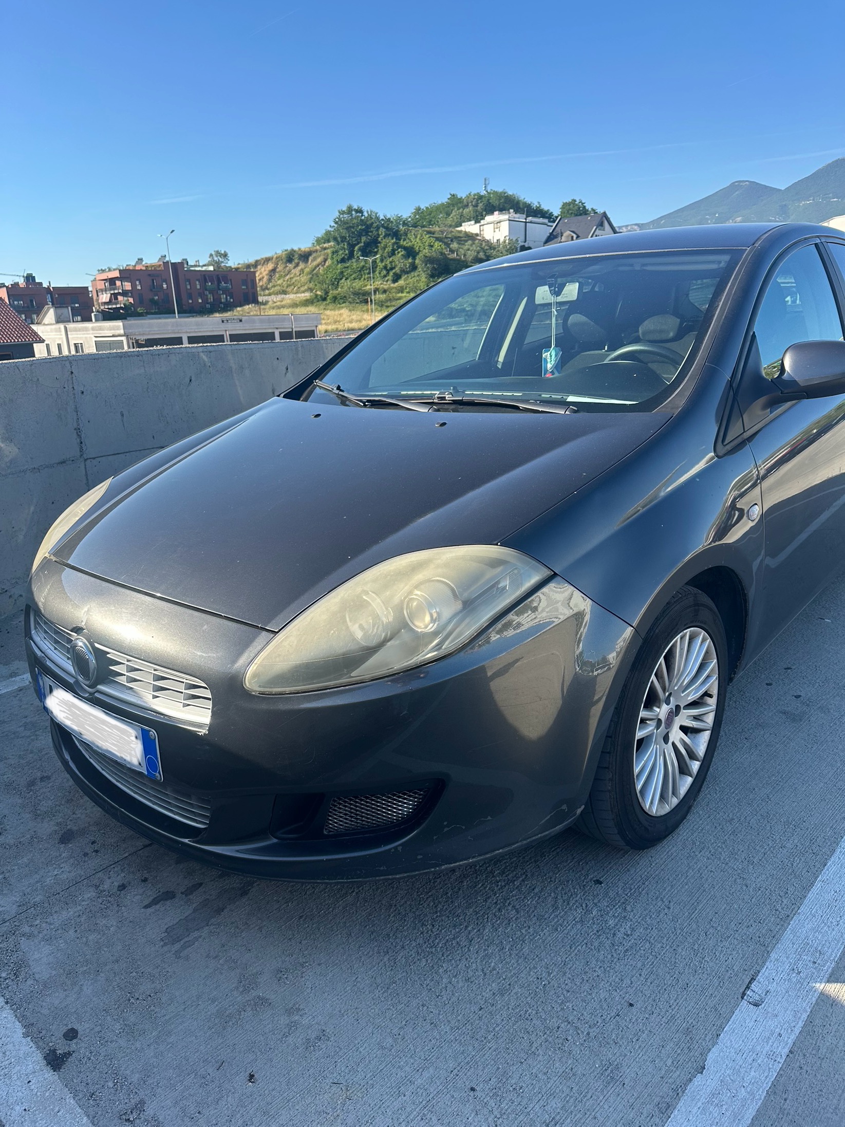 Fiat 🚗 Okazion! Shitet Fiat Bravo 2011 – 1.6 Nafte
✔ Manuale 6+1
✔ 220.000 km
✔ Motor ekonomik dhe me fuqi
✔ Timon City
✔ Hill Holder (nuk leshohet ne dishese)
✔ Pasqyra elektrike me komandim
✔ Xhama te zinj me leje 5 vjet
✔ Kolaudim deri ne 2027
✔ Siguracion i sapo paguar
🔧 Sherbime te bera:
• Freksion i nderruar
• Ferrota te nderruara
• Kit faze i ri (para 5.000 km)
• Bateri e re (para 5.000 km)
📌 Makina eshte mbajtur mire dhe perdorur kryesisht per itinerar pune-shtepi.
📌 E perdorur vetem 1 vit nga une, shitet per arsye mosperdorimi pasi kam nderruar makine.
📌 Gjendje shume e mire motorrike dhe xhenerike.
📌 Ideale per patente te reja.
📌 Makina terheq dhe eshte komode ne drejtim.
💰 Cmimi: 3200€ pak i diskutueshem nga afer
🧾 Taksat te perfunduara ne Shkurt 2026 (total 8000 leke te papaguara per arsye moslevizjeje)