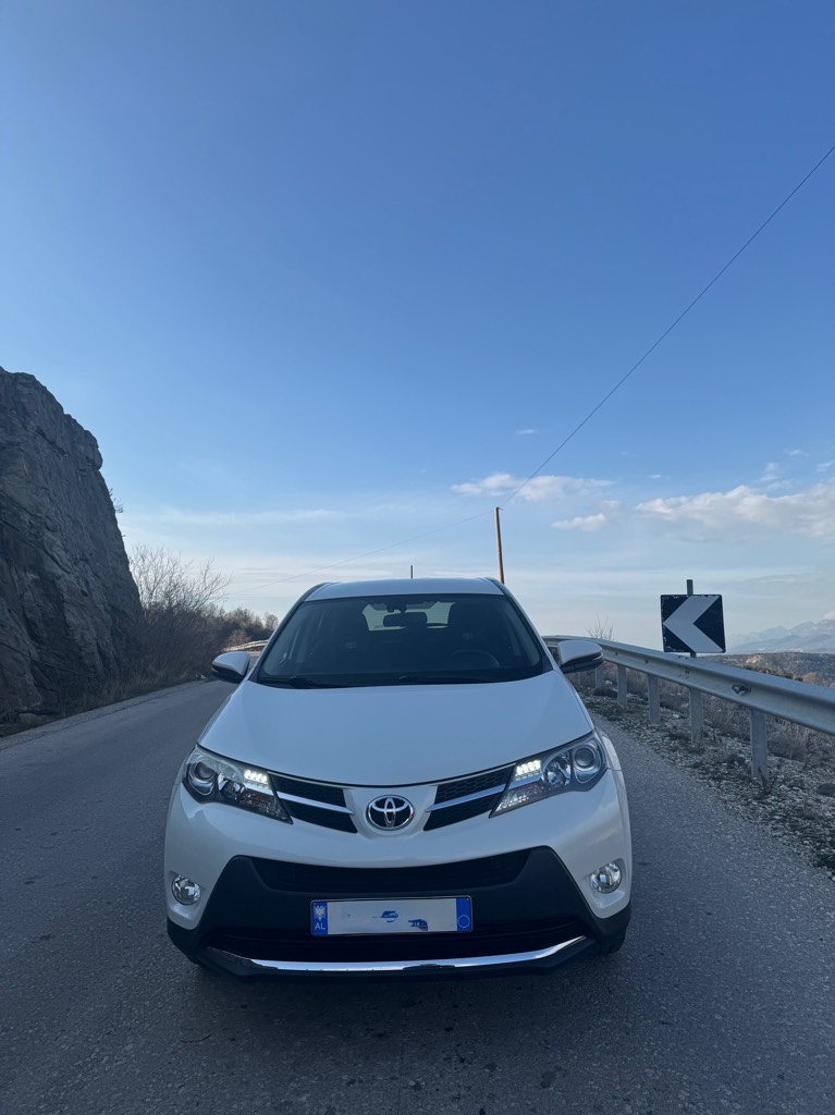 Toyota Rav-4 
Viti 2013 
2.2 Nafte
Kamjo Automat
Motorr D4d 
140.000 KM
Xhama te zinj orgjinal 
Navigator 
Kamer parkimi mbrapa 
Feneret me led para dhe mbrapa
Sensor shiu 
Komanda ne timon 
Numer telefoni:0688008844

